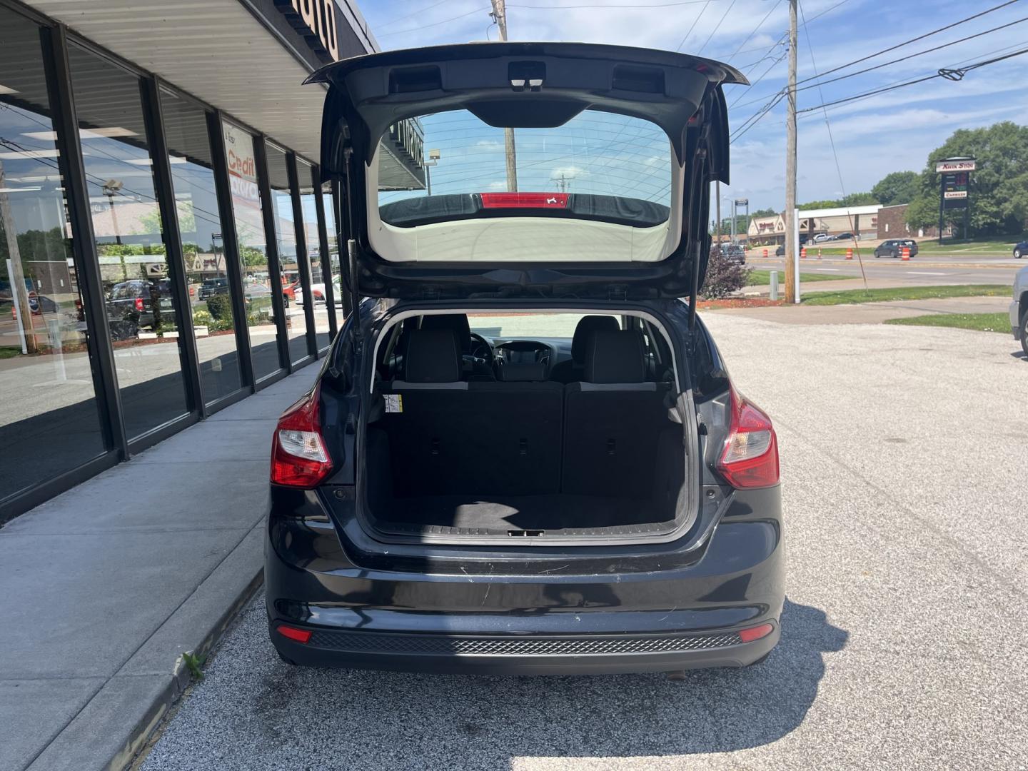 2012 Ford Focus SE (1FAHP3K22CL) with an 2.0L L4 DOHC 16V engine, located at 1633 W Kimberly, Davenport, IA, 52806, (563) 323-5341, 41.559456, -90.598732- Photo#5