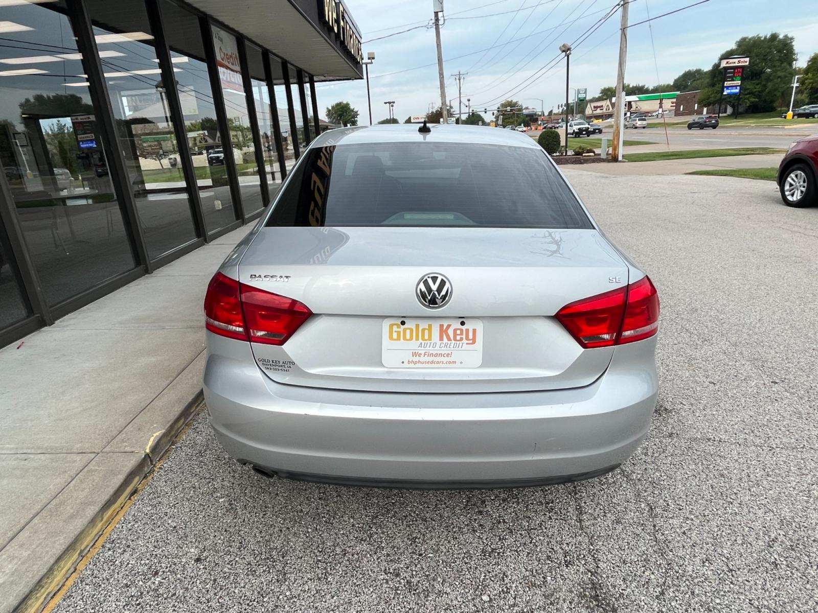 2013 Silver Volkswagen Passat 2.5L SE AT (1VWBP7A37DC) with an 2.5L L5 engine, 6-Speed Automatic transmission, located at 1633 W Kimberly, Davenport, 52806, (563) 323-5341, 41.559456, -90.598732 - Photo #4