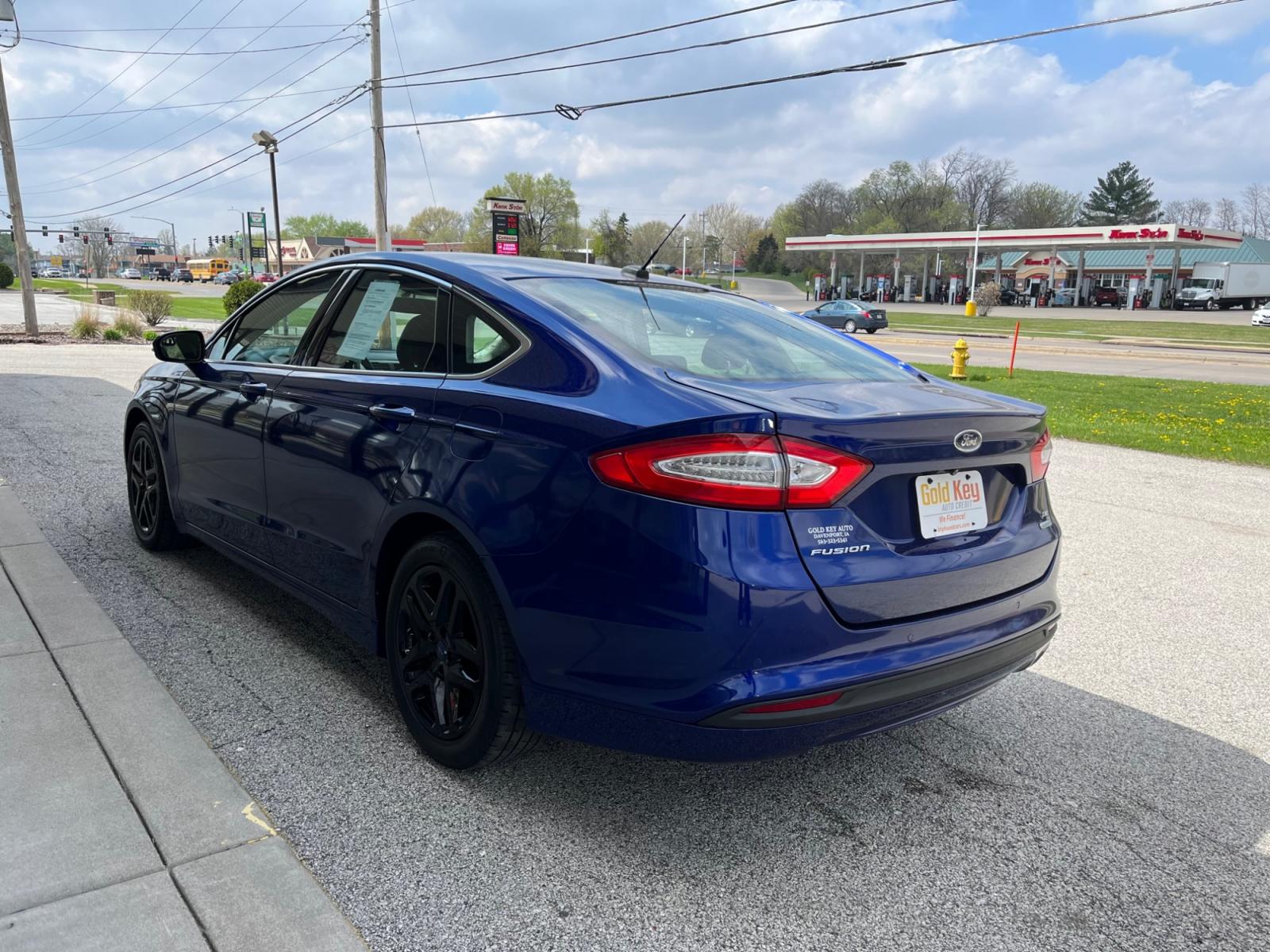 2014 Deep Impact Blue Ford Fusion SE (1FA6P0HD9E5) with an 1.5L L4 DOHC 16V engine, located at 1633 W Kimberly, Davenport, 52806, (563) 323-5341, 41.559456, -90.598732 - Photo #3