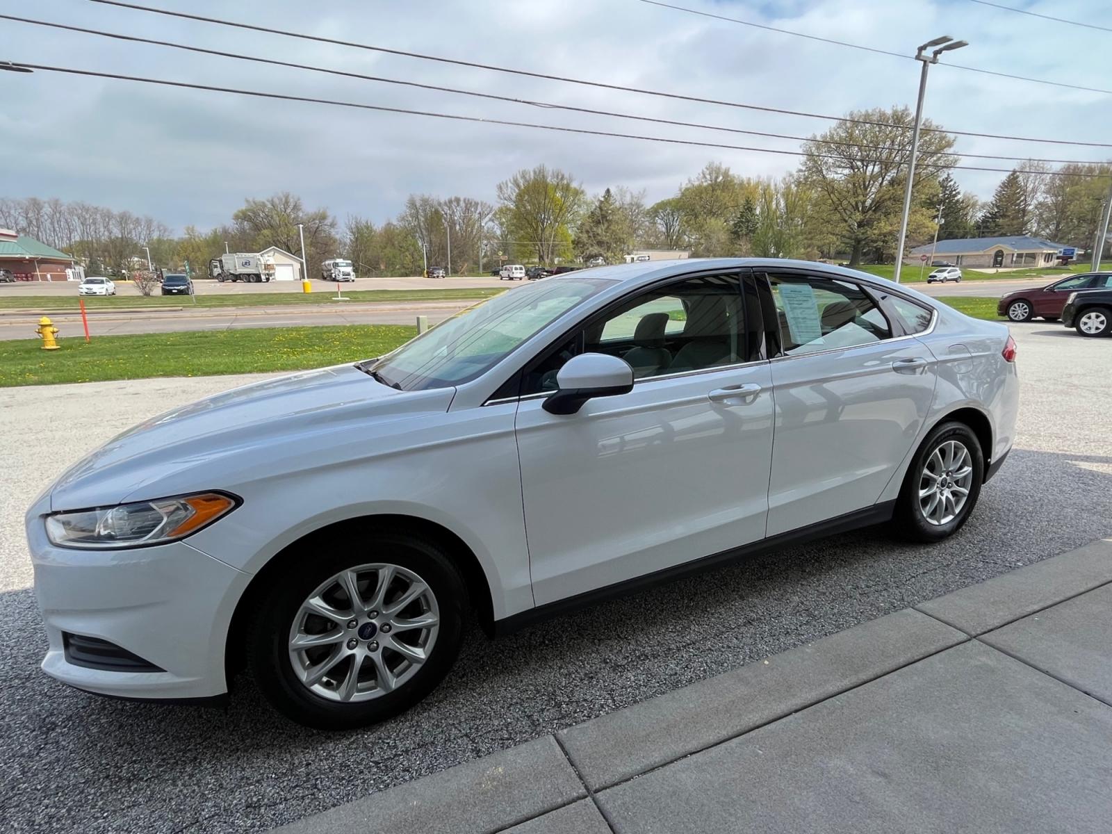 2015 Oxford White Ford Fusion S (3FA6P0G74FR) with an 2.5L L4 DOHC 16V engine, 6-Speed Automatic transmission, located at 1633 W Kimberly, Davenport, 52806, (563) 323-5341, 41.559456, -90.598732 - Photo #2