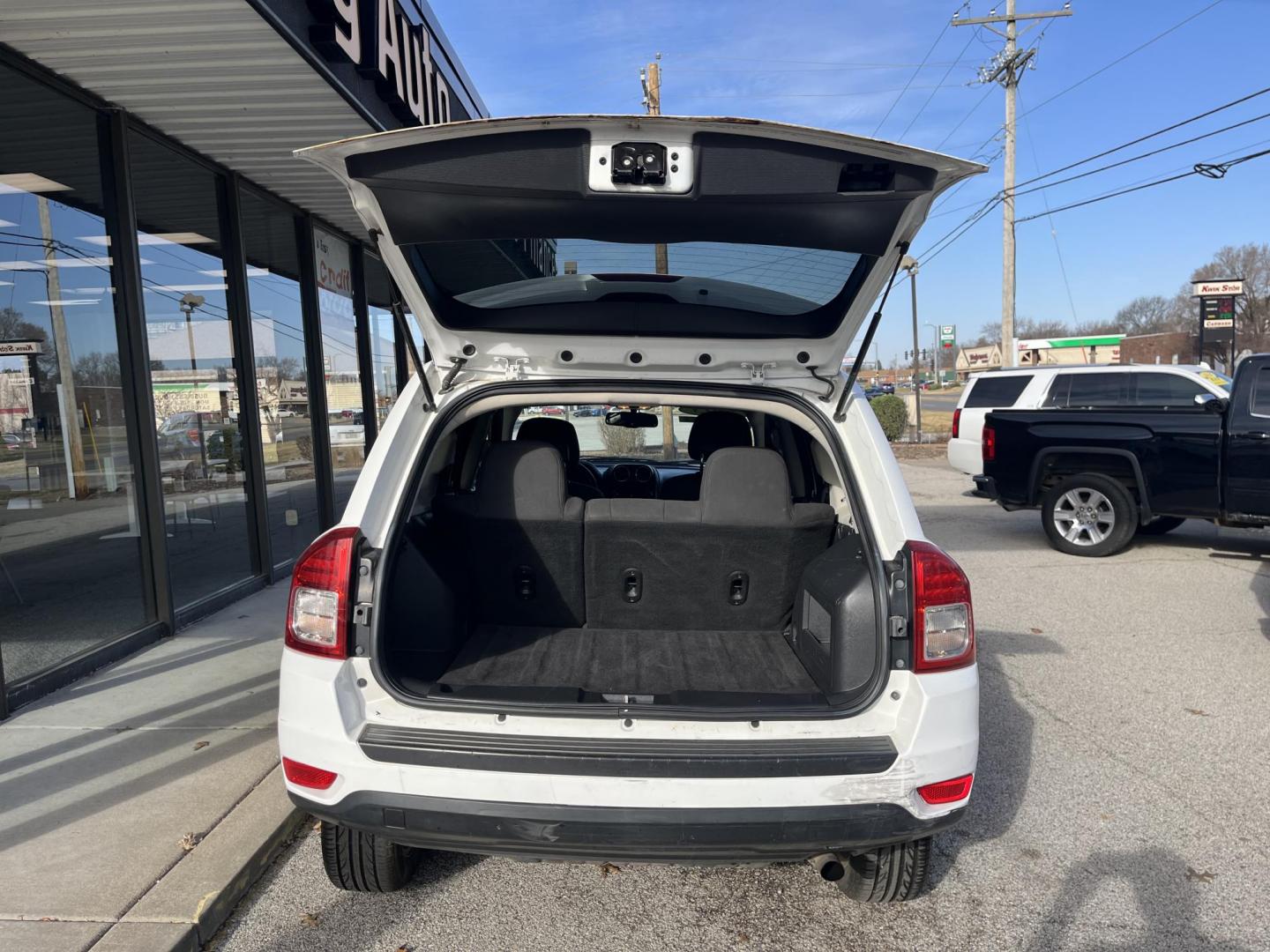 2013 Bright White Clearco Jeep Compass Latitude FWD (1C4NJCEAXDD) with an 2.0L L4 DOHC 16V engine, Continuously Variabl transmission, located at 1633 W Kimberly, Davenport, IA, 52806, (563) 323-5341, 41.559456, -90.598732 - Photo#5
