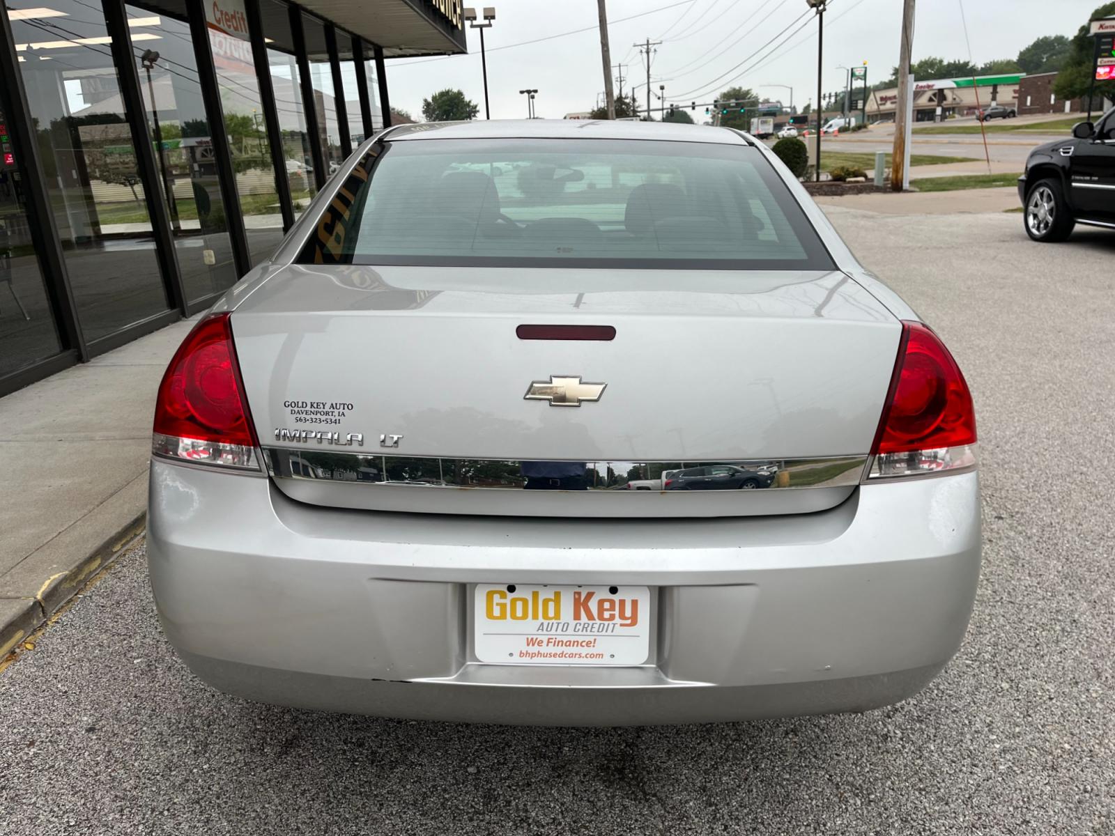 2008 Silverstone Metallic Chevrolet Impala LT (2G1WT55N789) with an 3.5L V6 OHV 12V engine, 4-Speed Automatic transmission, located at 1633 W Kimberly, Davenport, 52806, (563) 323-5341, 41.559456, -90.598732 - Photo #2