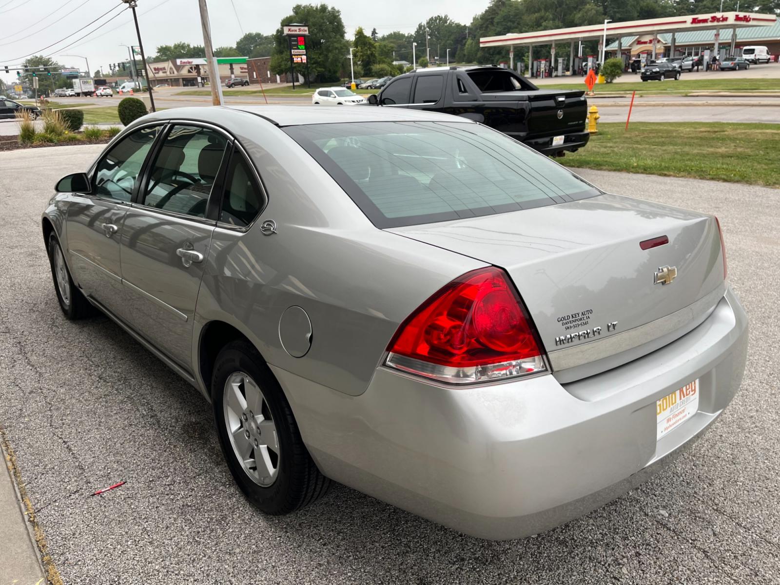 2008 Silverstone Metallic Chevrolet Impala LT (2G1WT55N789) with an 3.5L V6 OHV 12V engine, 4-Speed Automatic transmission, located at 1633 W Kimberly, Davenport, 52806, (563) 323-5341, 41.559456, -90.598732 - Photo #3