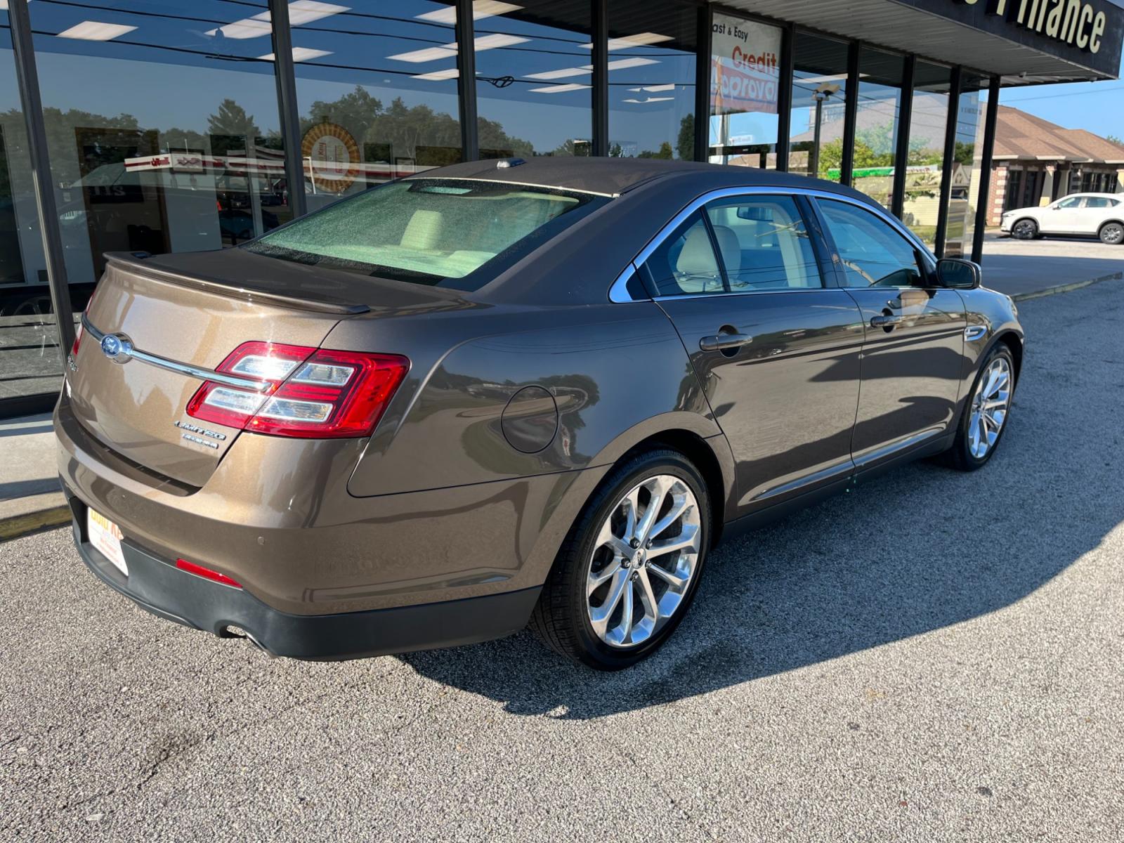2015 Caribou Metallic Ford Taurus Limited FWD (1FAHP2F85FG) with an 3.5L V6 DOHC 24V engine, 6-Speed Automatic transmission, located at 1633 W Kimberly, Davenport, 52806, (563) 323-5341, 41.559456, -90.598732 - Photo #3