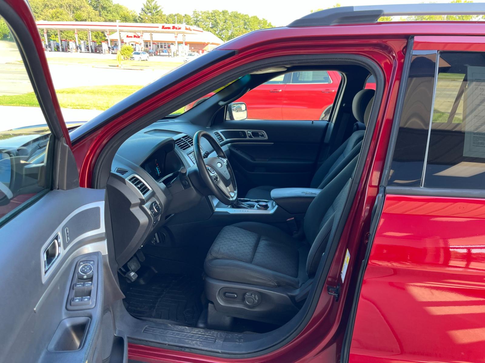 2015 Ruby Red Metallic Tinted Clearcoat Ford Explorer XLT 4WD (1FM5K8D88FG) with an 3.5L V6 DOHC 24V engine, 6-Speed Automatic transmission, located at 1633 W Kimberly, Davenport, 52806, (563) 323-5341, 41.559456, -90.598732 - Photo #5