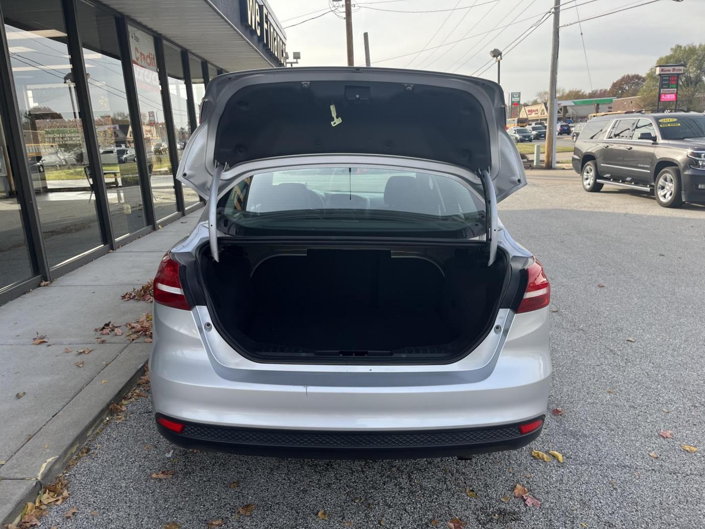 2018 Ingot Silver Metalli Ford Focus SE Sedan (1FADP3F24JL) with an 2.0L L4 DOHC 16V engine, located at 1633 W Kimberly, Davenport, IA, 52806, (563) 323-5341, 41.559456, -90.598732 - Photo#5