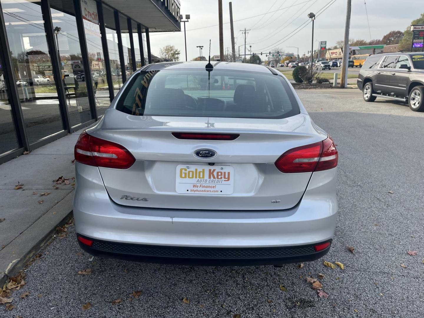 2018 Ingot Silver Metalli Ford Focus SE Sedan (1FADP3F24JL) with an 2.0L L4 DOHC 16V engine, located at 1633 W Kimberly, Davenport, IA, 52806, (563) 323-5341, 41.559456, -90.598732 - Photo#4