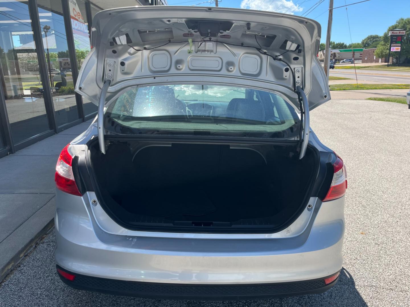 2014 Ingot Silver Metalli Ford Focus SE Sedan (1FADP3F27EL) with an 2.0L L4 DOHC 16V engine, located at 1633 W Kimberly, Davenport, IA, 52806, (563) 323-5341, 41.559456, -90.598732 - Photo#5