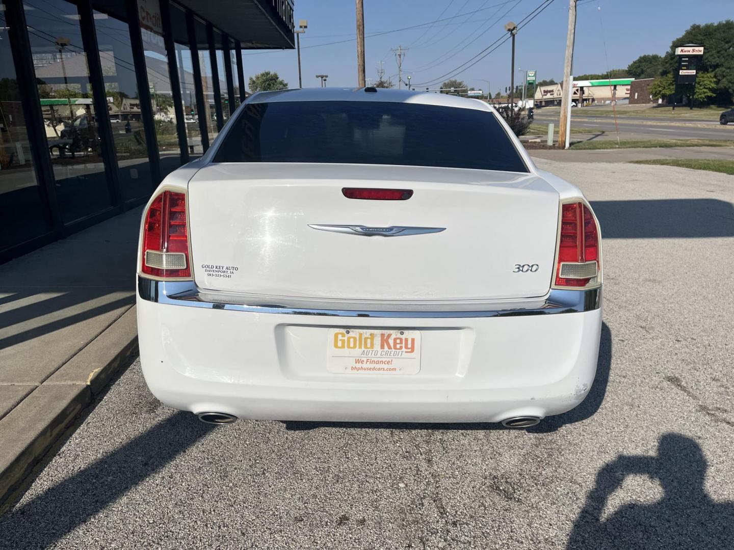 2013 Bright White Chrysler 300 RWD (2C3CCAAG2DH) with an 3.6L V6 SOHC 24V engine, 8-Speed Automatic transmission, located at 1633 W Kimberly, Davenport, IA, 52806, (563) 323-5341, 41.559456, -90.598732 - Photo#4