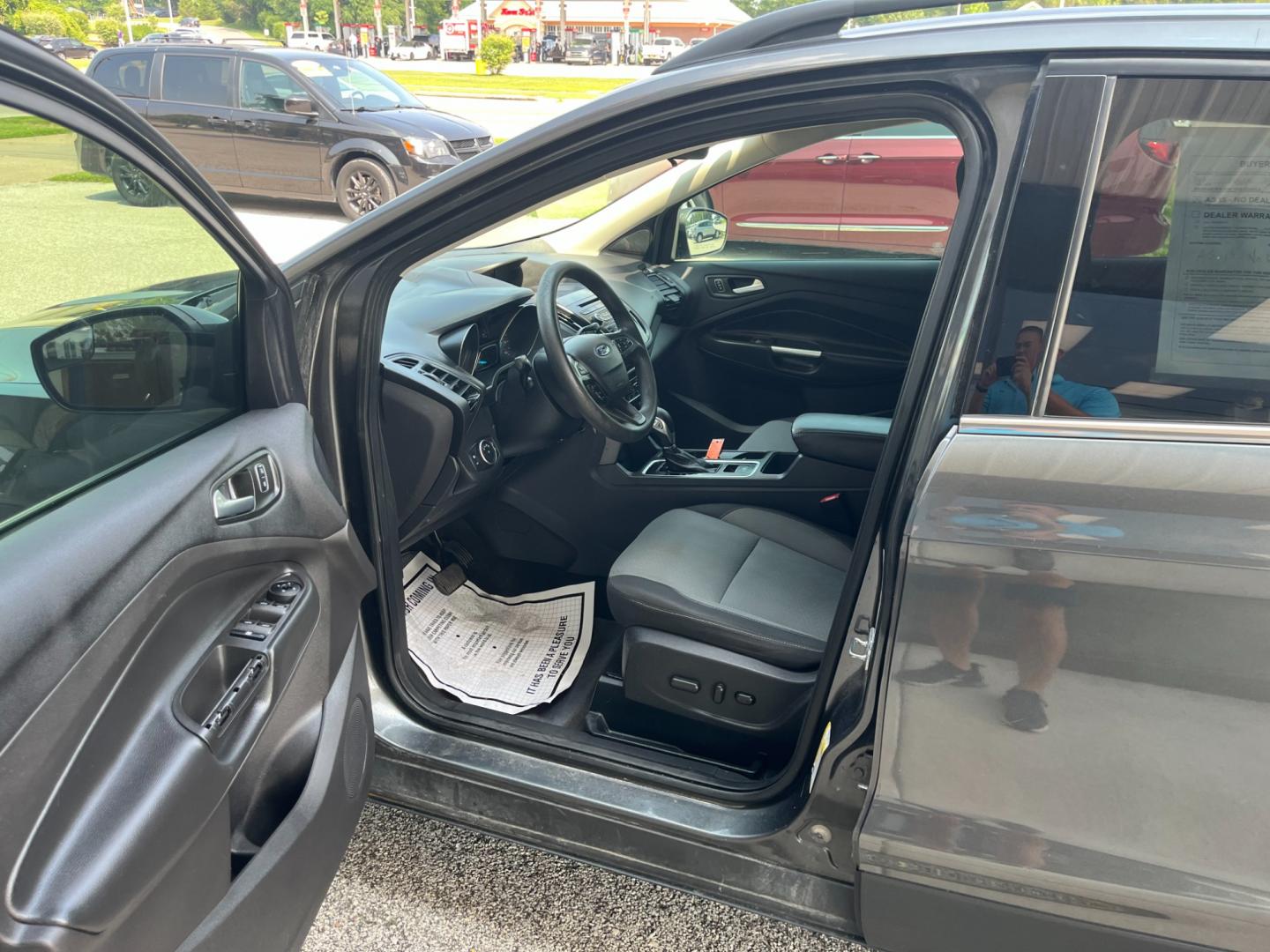 2018 Magnetic Metallic Ford Escape SE FWD (1FMCU0GD3JU) with an 1.5L L4 DOHC 16V engine, 6-Speed Automatic transmission, located at 1633 W Kimberly, Davenport, IA, 52806, (563) 323-5341, 41.559456, -90.598732 - Photo#8