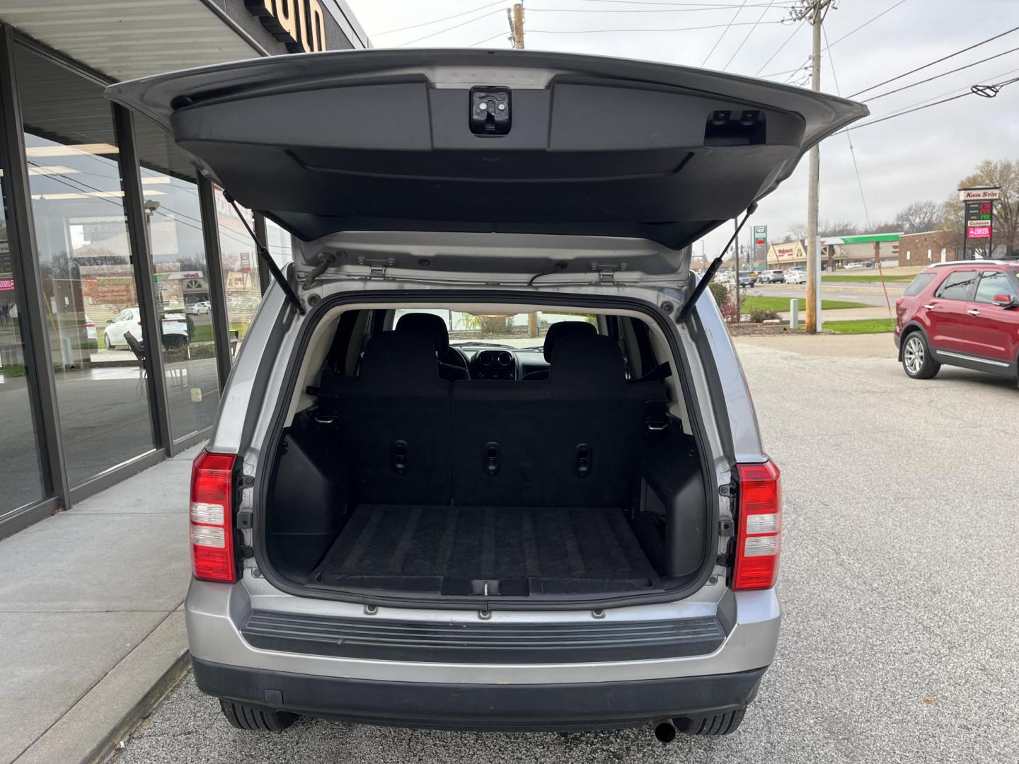 2017 Billet Silver Metall Jeep Patriot Sport 2WD (1C4NJPBB8HD) with an 2.4L L4 DOHC 16V engine, located at 1633 W Kimberly, Davenport, IA, 52806, (563) 323-5341, 41.559456, -90.598732 - Photo#5