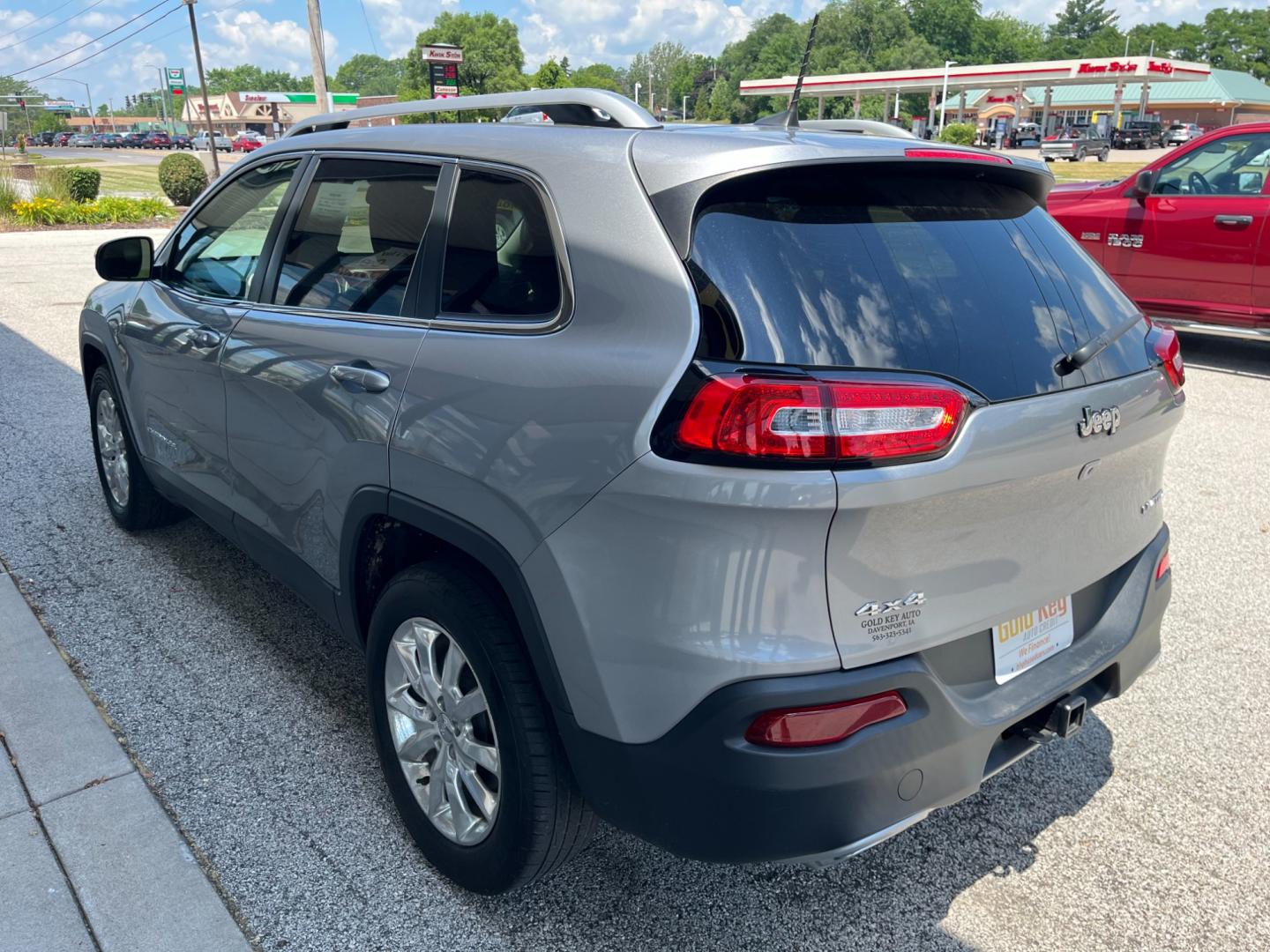 2016 Billet Silver Metallic Clear Coat Jeep Cherokee Limited 4WD (1C4PJMDS0GW) with an 3.2L V6 DOHC 24V engine, 9-Speed Automatic transmission, located at 1633 W Kimberly, Davenport, IA, 52806, (563) 323-5341, 41.559456, -90.598732 - Photo#3