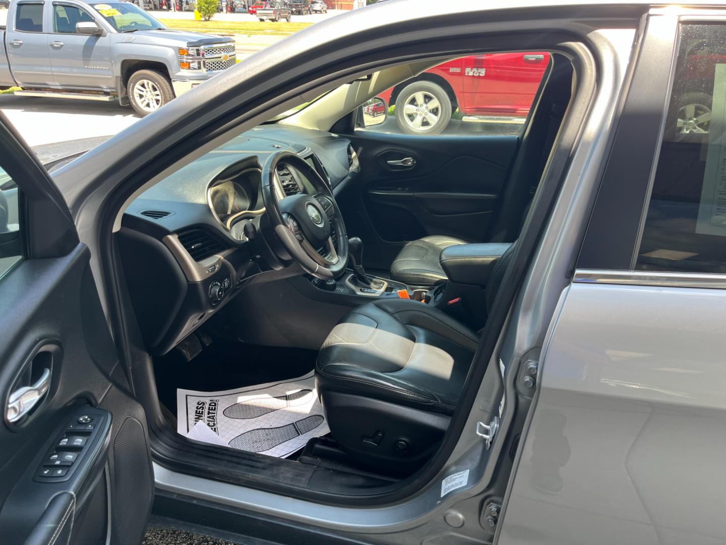 2016 Billet Silver Metallic Clear Coat Jeep Cherokee Limited 4WD (1C4PJMDS0GW) with an 3.2L V6 DOHC 24V engine, 9-Speed Automatic transmission, located at 1633 W Kimberly, Davenport, IA, 52806, (563) 323-5341, 41.559456, -90.598732 - Photo#8