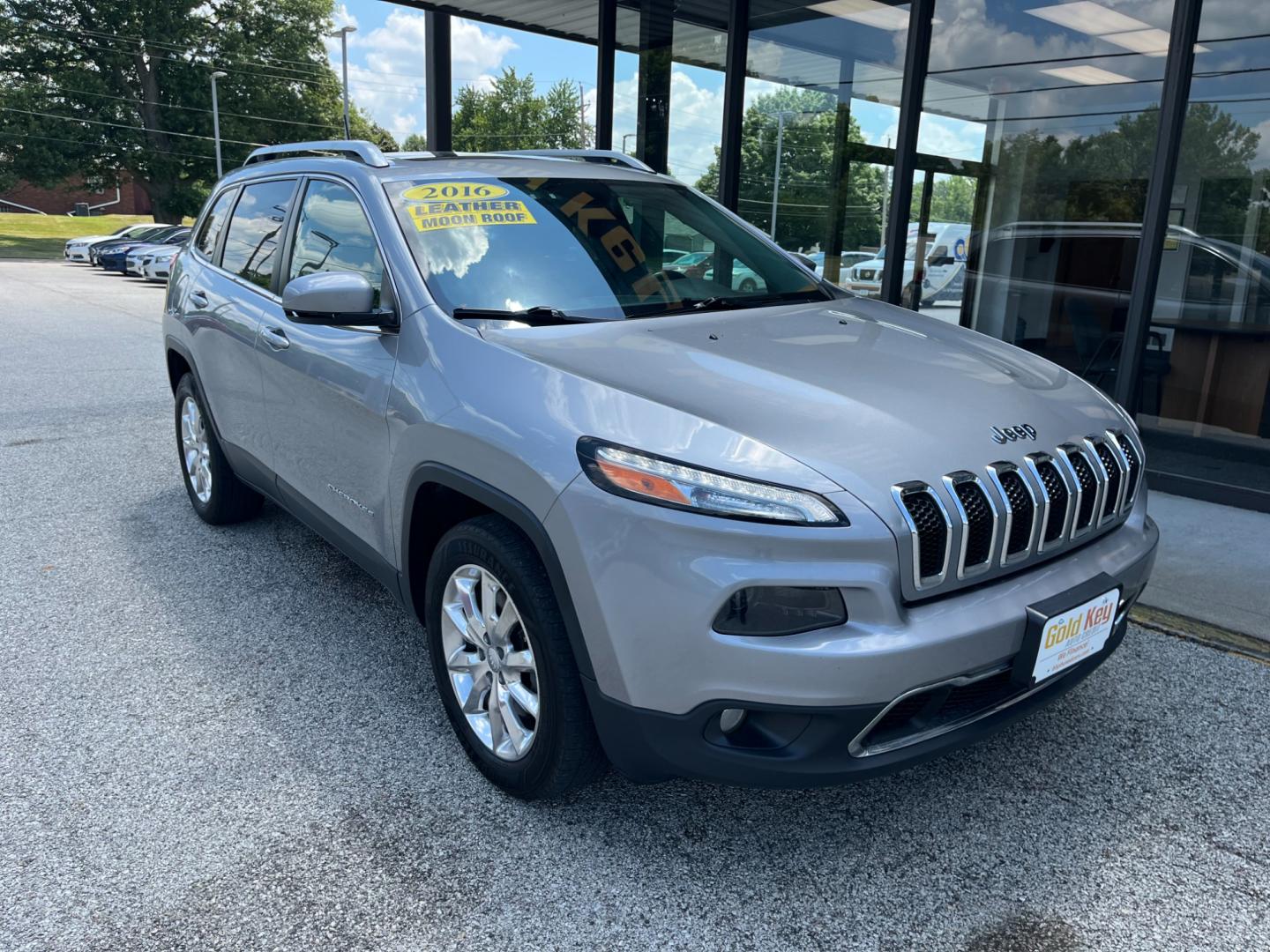 2016 Billet Silver Metallic Clear Coat Jeep Cherokee Limited 4WD (1C4PJMDS0GW) with an 3.2L V6 DOHC 24V engine, 9-Speed Automatic transmission, located at 1633 W Kimberly, Davenport, IA, 52806, (563) 323-5341, 41.559456, -90.598732 - Photo#2