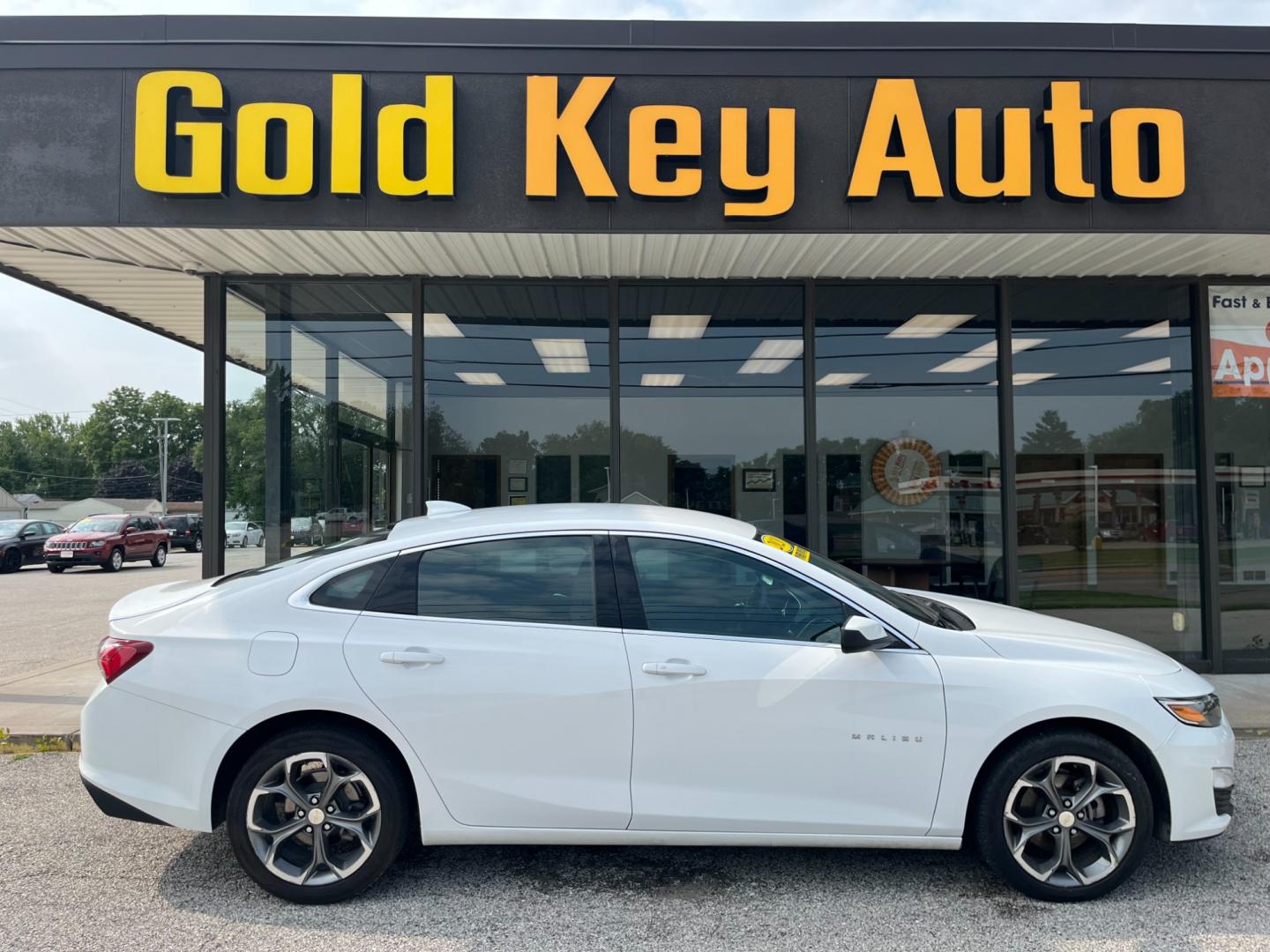 2020 White Chevrolet Malibu LT (1G1ZD5ST6LF) with an 1.5L L4 DOHC 16V engine, 6-Speed Automatic transmission, located at 1633 W Kimberly, Davenport, IA, 52806, (563) 323-5341, 41.559456, -90.598732 - Photo#0