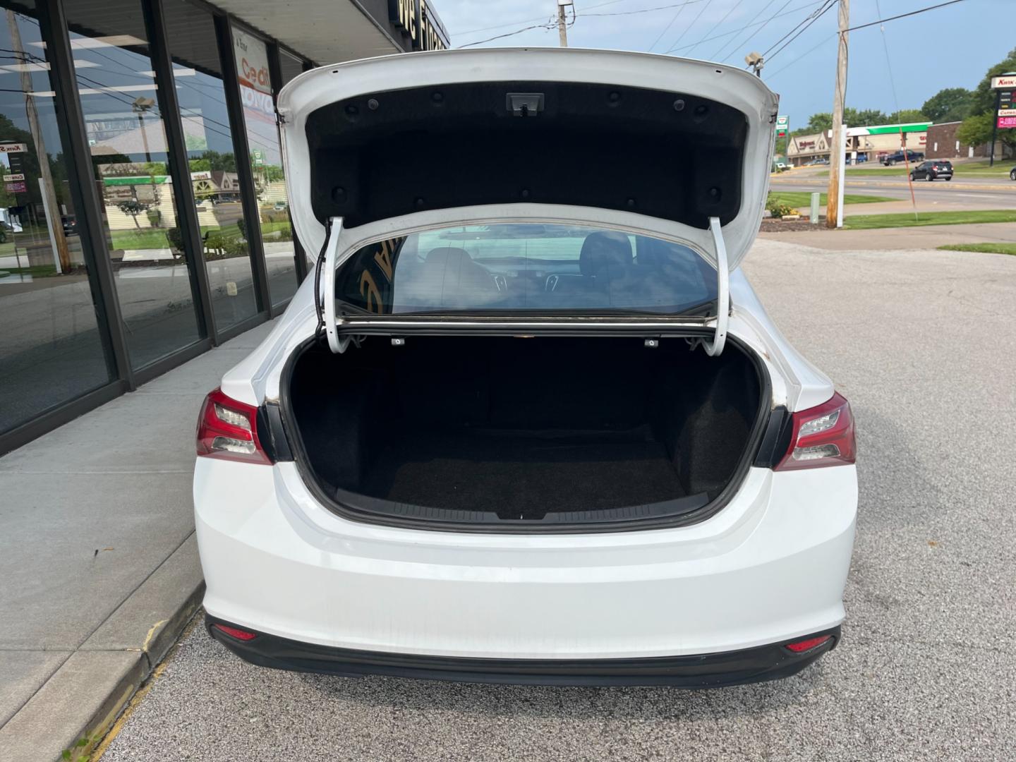 2020 White Chevrolet Malibu LT (1G1ZD5ST6LF) with an 1.5L L4 DOHC 16V engine, 6-Speed Automatic transmission, located at 1633 W Kimberly, Davenport, IA, 52806, (563) 323-5341, 41.559456, -90.598732 - Photo#5