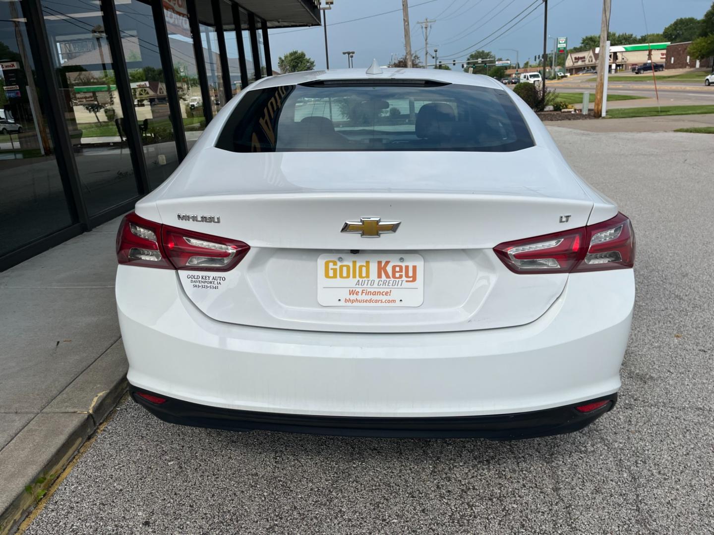 2020 White Chevrolet Malibu LT (1G1ZD5ST6LF) with an 1.5L L4 DOHC 16V engine, 6-Speed Automatic transmission, located at 1633 W Kimberly, Davenport, IA, 52806, (563) 323-5341, 41.559456, -90.598732 - Photo#4