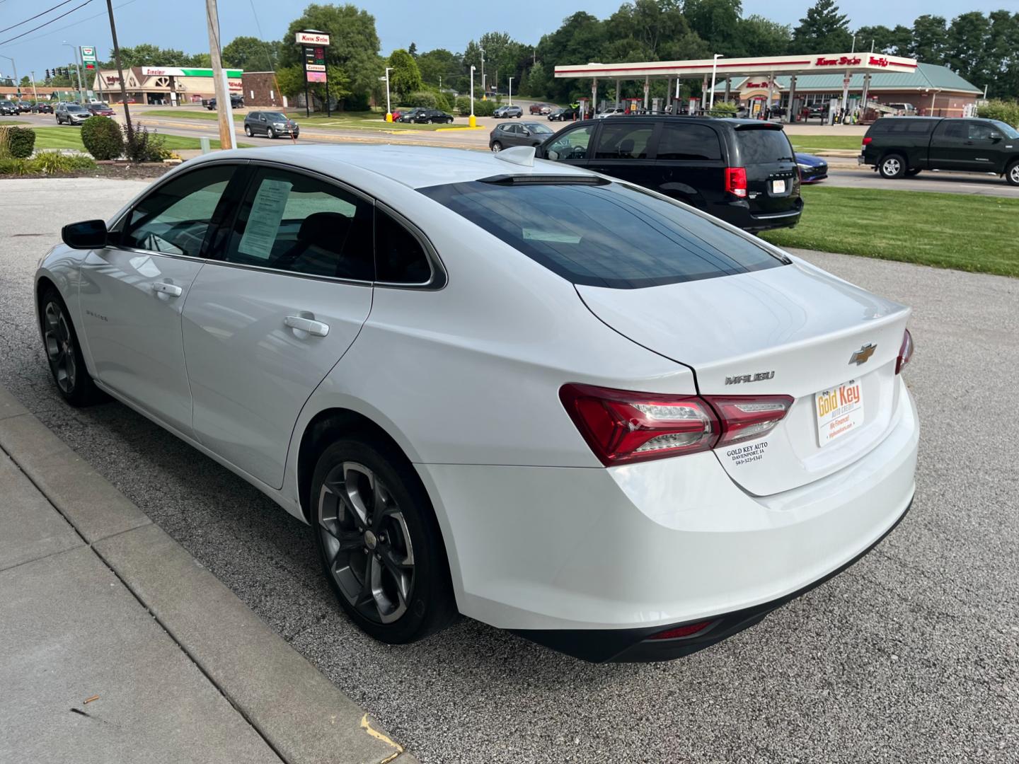 2020 White Chevrolet Malibu LT (1G1ZD5ST6LF) with an 1.5L L4 DOHC 16V engine, 6-Speed Automatic transmission, located at 1633 W Kimberly, Davenport, IA, 52806, (563) 323-5341, 41.559456, -90.598732 - Photo#3
