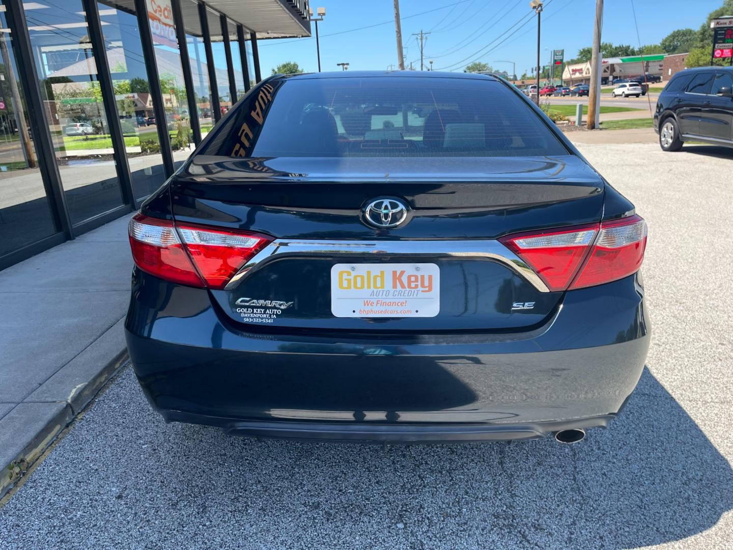 2017 Cosmic Gray Mica Toyota Camry SE (4T1BF1FK4HU) with an 2.5L L4 DOHC 16V engine, 6-Speed Automatic transmission, located at 1633 W Kimberly, Davenport, IA, 52806, (563) 323-5341, 41.559456, -90.598732 - Photo#4