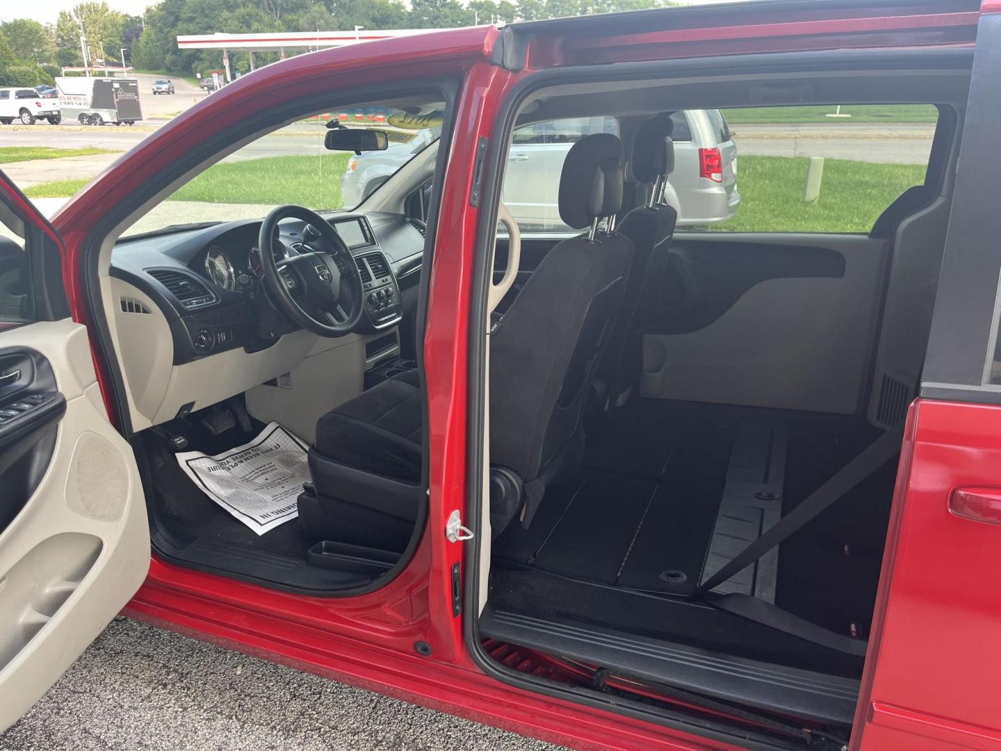 2012 Redline 2 Coat Pearl Dodge Grand Caravan SE (2C4RDGBG4CR) with an 3.6L V6 DOHC 24V engine, 6-Speed Automatic transmission, located at 1633 W Kimberly, Davenport, IA, 52806, (563) 323-5341, 41.559456, -90.598732 - Photo#8