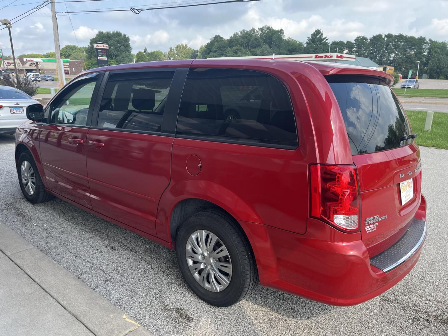 2012 Redline 2 Coat Pearl Dodge Grand Caravan SE (2C4RDGBG4CR) with an 3.6L V6 DOHC 24V engine, 6-Speed Automatic transmission, located at 1633 W Kimberly, Davenport, IA, 52806, (563) 323-5341, 41.559456, -90.598732 - Photo#3