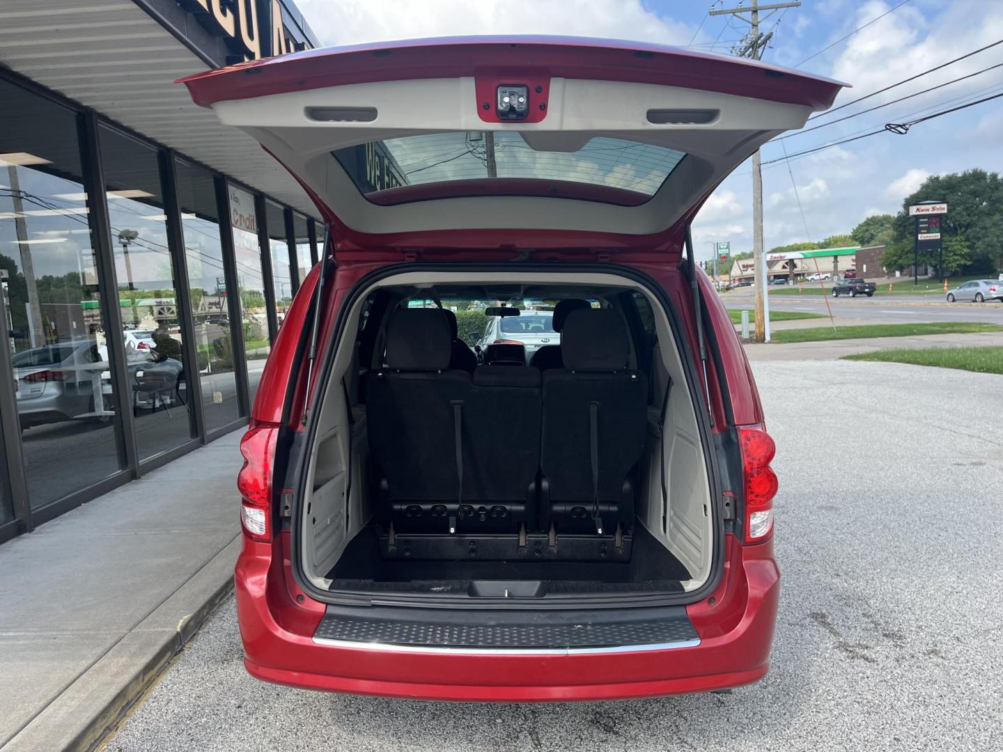 2012 Redline 2 Coat Pearl Dodge Grand Caravan SE (2C4RDGBG4CR) with an 3.6L V6 DOHC 24V engine, 6-Speed Automatic transmission, located at 1633 W Kimberly, Davenport, IA, 52806, (563) 323-5341, 41.559456, -90.598732 - Photo#5