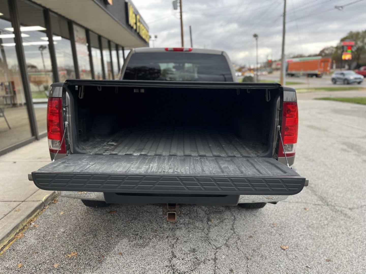 2011 Mocha Bronze GMC Sierra 1500 SLE Ext. Cab 4WD (1GTR2VE37BZ) with an 5.3L V8 OHV 16V FFV engine, 6-Speed Automatic transmission, located at 1633 W Kimberly, Davenport, IA, 52806, (563) 323-5341, 41.559456, -90.598732 - Photo#5