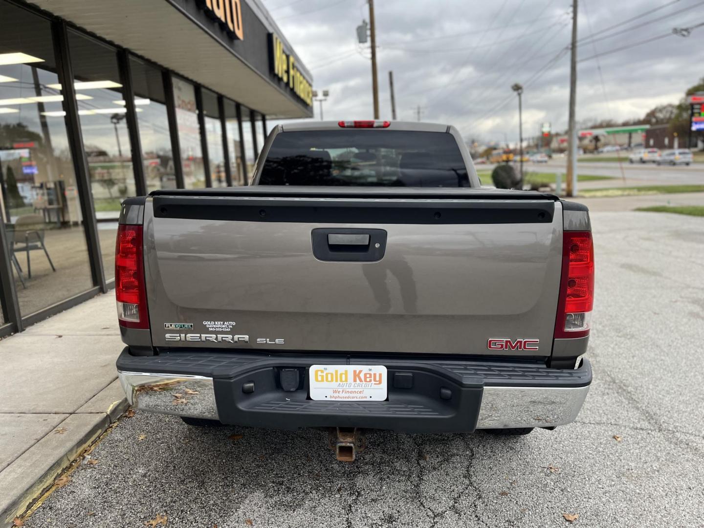 2011 Mocha Bronze GMC Sierra 1500 SLE Ext. Cab 4WD (1GTR2VE37BZ) with an 5.3L V8 OHV 16V FFV engine, 6-Speed Automatic transmission, located at 1633 W Kimberly, Davenport, IA, 52806, (563) 323-5341, 41.559456, -90.598732 - Photo#4