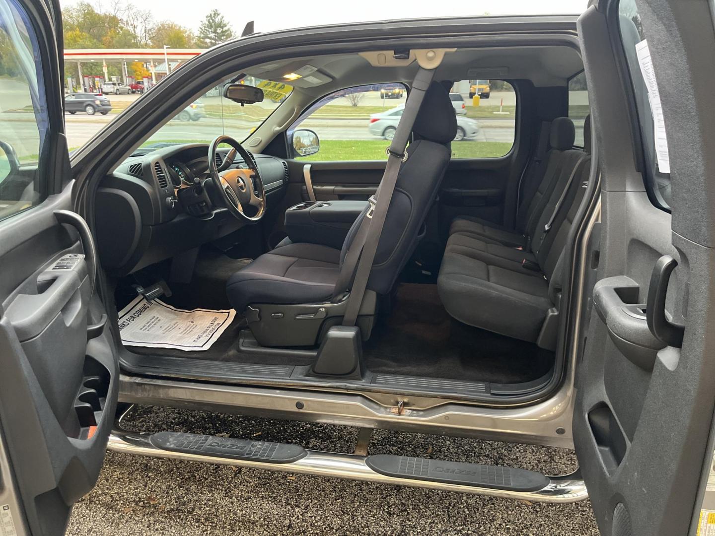 2011 Mocha Bronze GMC Sierra 1500 SLE Ext. Cab 4WD (1GTR2VE37BZ) with an 5.3L V8 OHV 16V FFV engine, 6-Speed Automatic transmission, located at 1633 W Kimberly, Davenport, IA, 52806, (563) 323-5341, 41.559456, -90.598732 - Photo#8