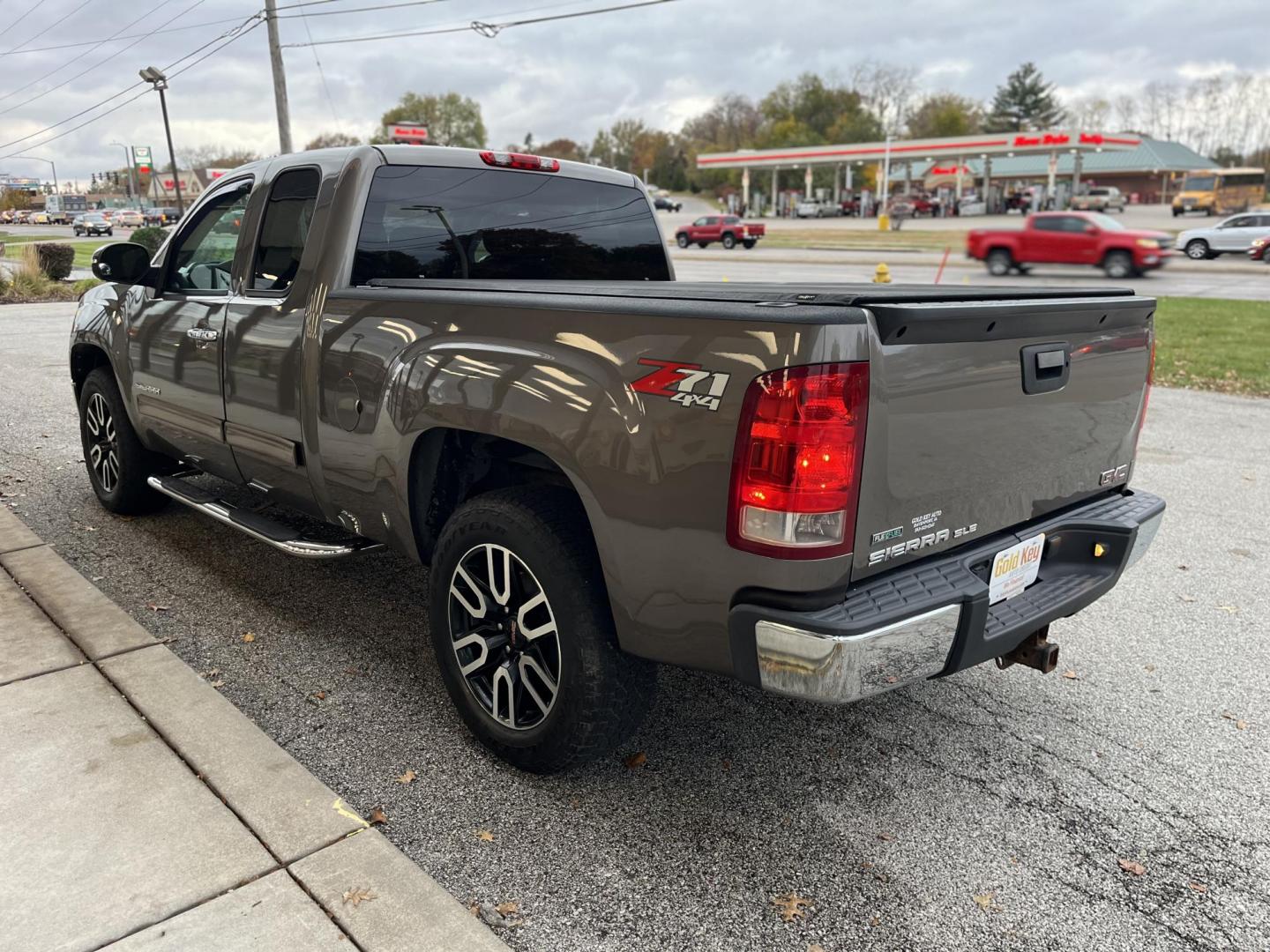 2011 Mocha Bronze GMC Sierra 1500 SLE Ext. Cab 4WD (1GTR2VE37BZ) with an 5.3L V8 OHV 16V FFV engine, 6-Speed Automatic transmission, located at 1633 W Kimberly, Davenport, IA, 52806, (563) 323-5341, 41.559456, -90.598732 - Photo#3