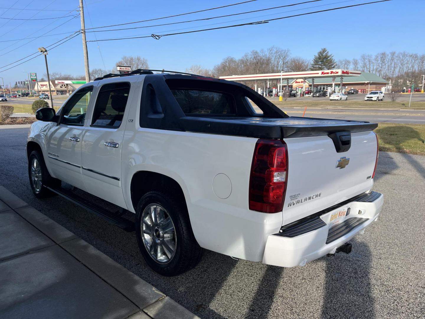 2010 White Diamond Chevrolet Avalanche LTZ 4WD (3GNVKGE04AG) with an 5.3L V8 OHV 16V FFV engine, 4-Speed Automatic transmission, located at 1633 W Kimberly, Davenport, IA, 52806, (563) 323-5341, 41.559456, -90.598732 - Photo#3
