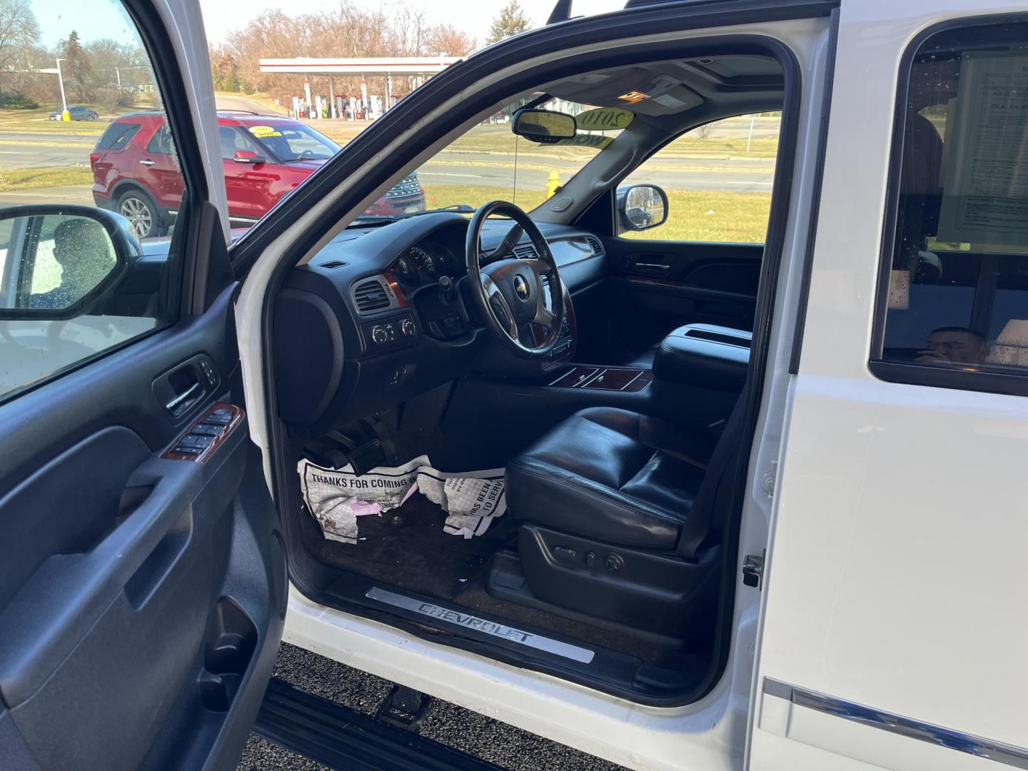2010 White Diamond Chevrolet Avalanche LTZ 4WD (3GNVKGE04AG) with an 5.3L V8 OHV 16V FFV engine, 4-Speed Automatic transmission, located at 1633 W Kimberly, Davenport, IA, 52806, (563) 323-5341, 41.559456, -90.598732 - Photo#8