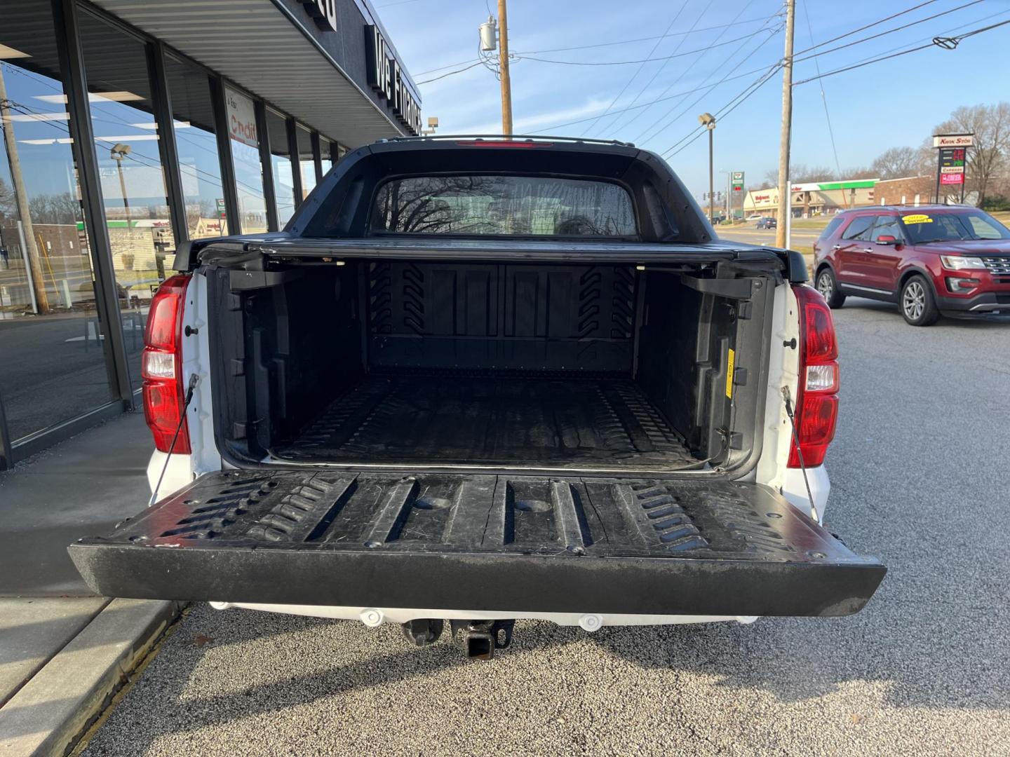 2010 White Diamond Chevrolet Avalanche LTZ 4WD (3GNVKGE04AG) with an 5.3L V8 OHV 16V FFV engine, 4-Speed Automatic transmission, located at 1633 W Kimberly, Davenport, IA, 52806, (563) 323-5341, 41.559456, -90.598732 - Photo#5