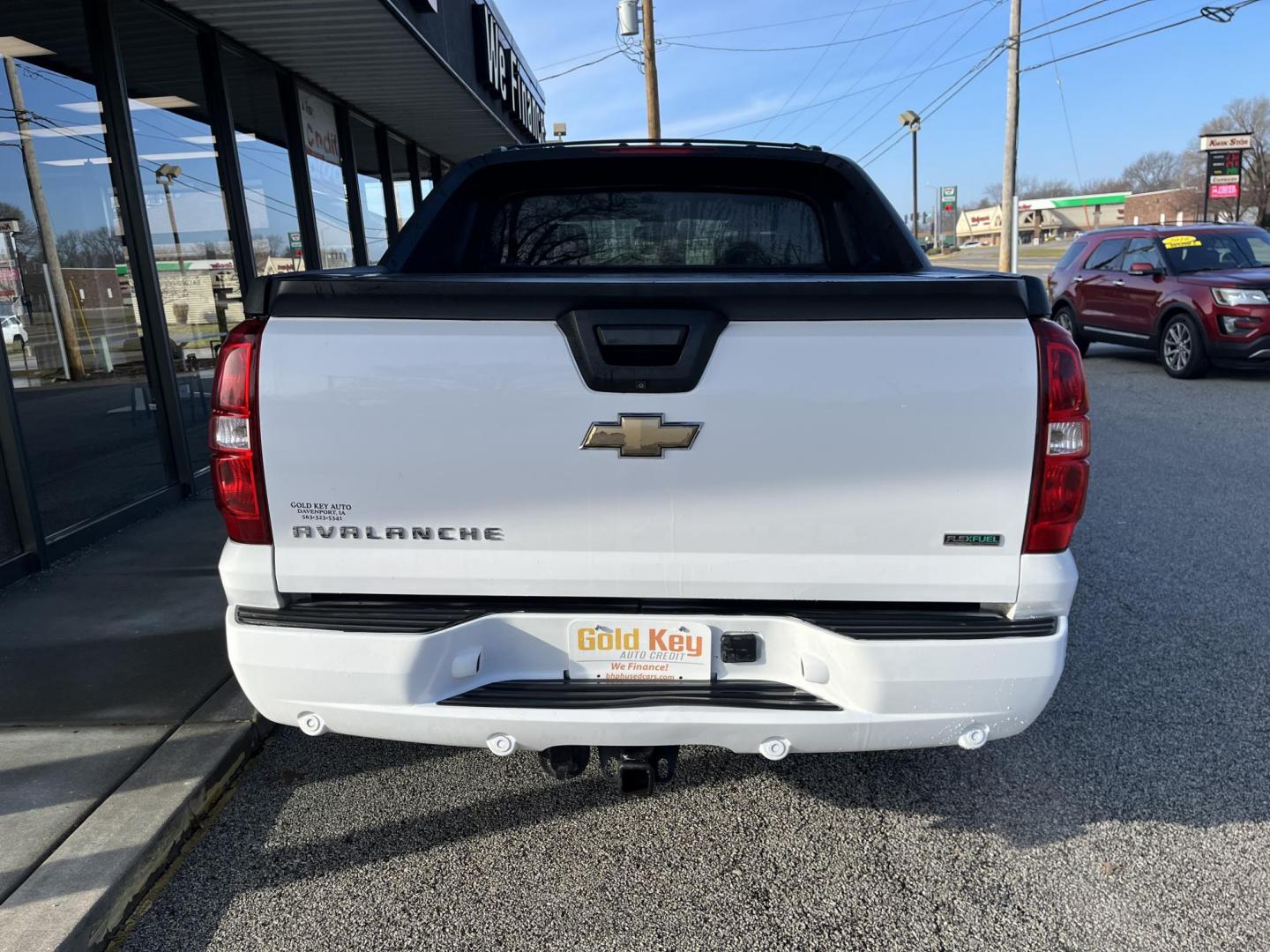2010 White Diamond Chevrolet Avalanche LTZ 4WD (3GNVKGE04AG) with an 5.3L V8 OHV 16V FFV engine, 4-Speed Automatic transmission, located at 1633 W Kimberly, Davenport, IA, 52806, (563) 323-5341, 41.559456, -90.598732 - Photo#4