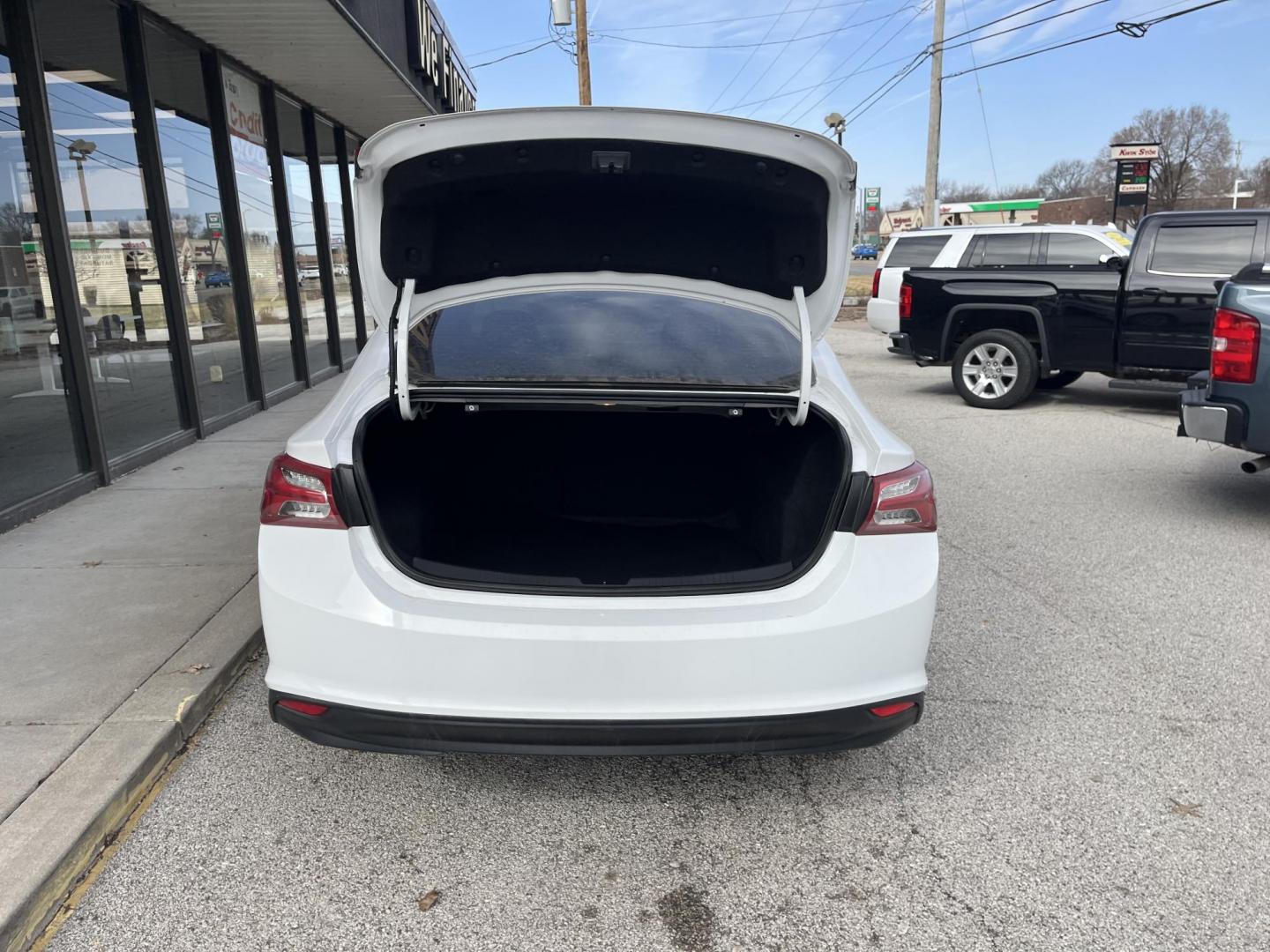 2021 Summit White Chevrolet Malibu FWD LT (1G1ZD5ST4MF) with an ECOTEC 1.5L I-4 gasoline direct injection engine, located at 1633 W Kimberly, Davenport, IA, 52806, (563) 323-5341, 41.559456, -90.598732 - Photo#5