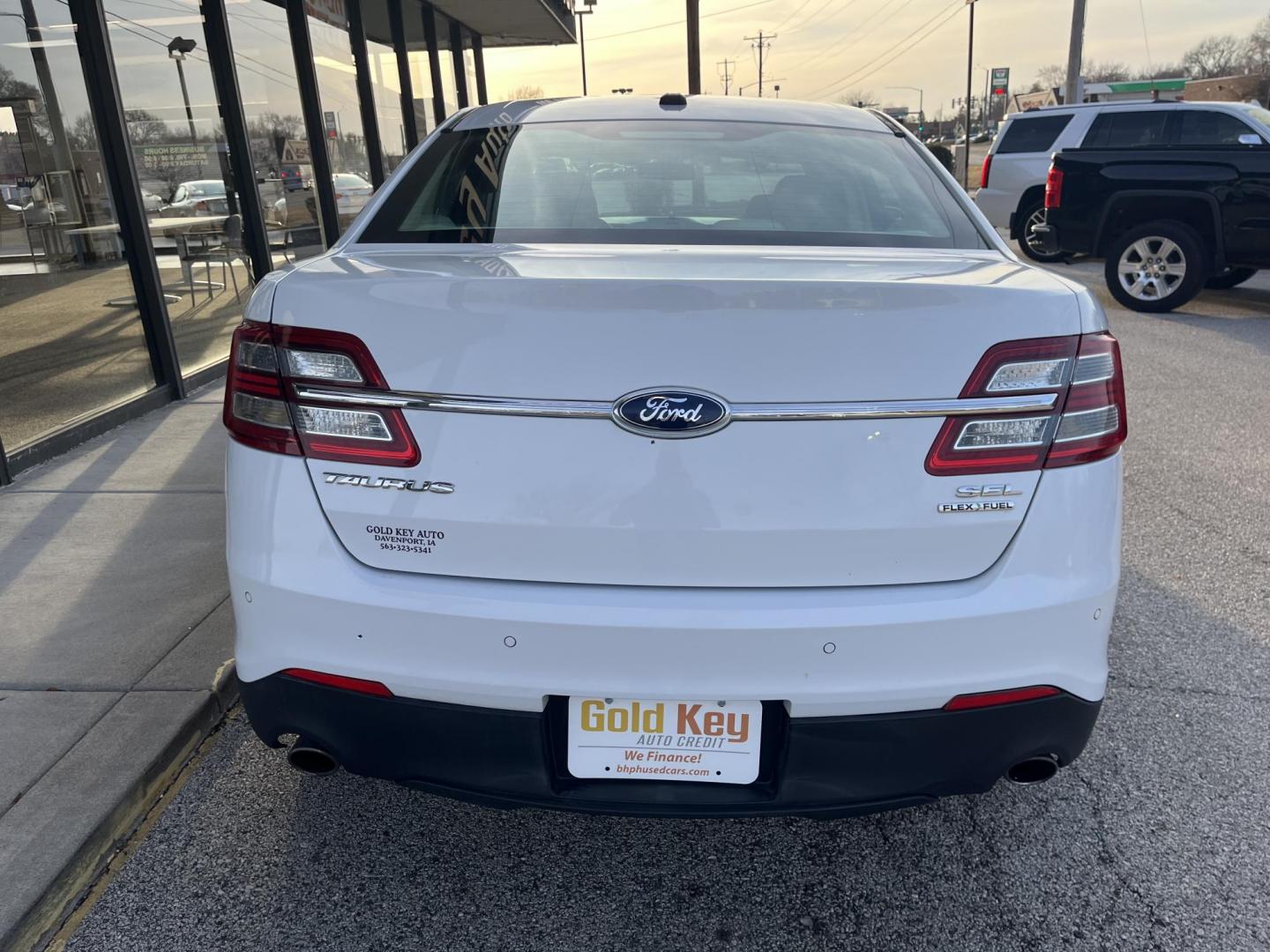 2013 Oxford White Ford Taurus SEL (1FAHP2E80DG) with an 3.5L V-6 DOHC engine, located at 1633 W Kimberly, Davenport, IA, 52806, (563) 323-5341, 41.559456, -90.598732 - Photo#4