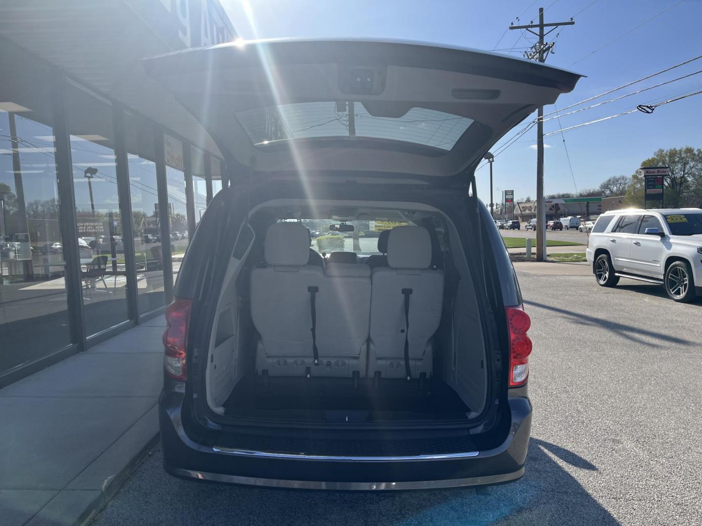 2015 Brilliant Black Crystal Pearlcoat Dodge Grand Caravan SXT (2C4RDGCG7FR) with an 3.6L V-6 DOHC engine, located at 1633 W Kimberly, Davenport, IA, 52806, (563) 323-5341, 41.559456, -90.598732 - Photo#4