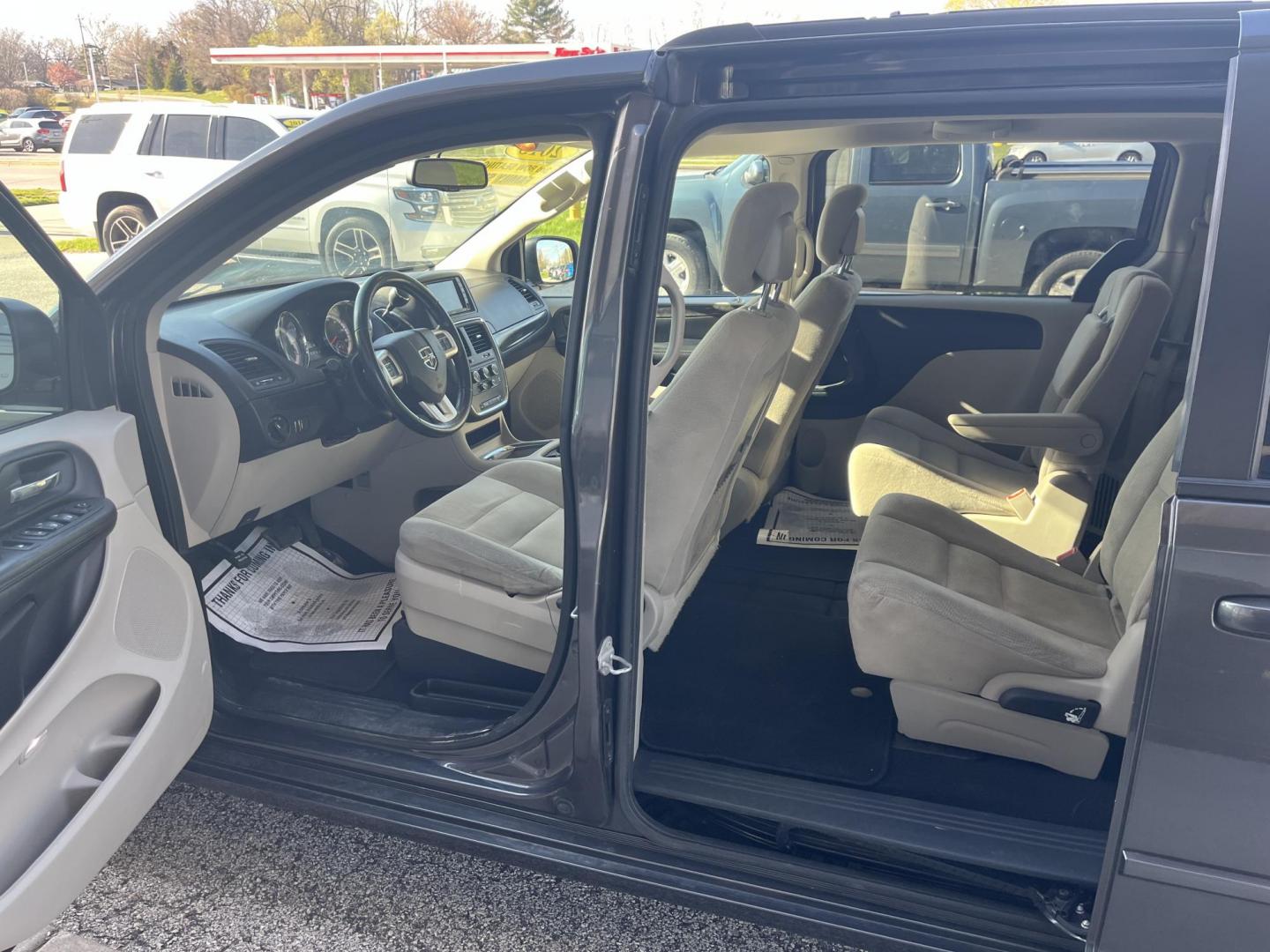 2015 Brilliant Black Crystal Pearlcoat Dodge Grand Caravan SXT (2C4RDGCG7FR) with an 3.6L V-6 DOHC engine, located at 1633 W Kimberly, Davenport, IA, 52806, (563) 323-5341, 41.559456, -90.598732 - Photo#7