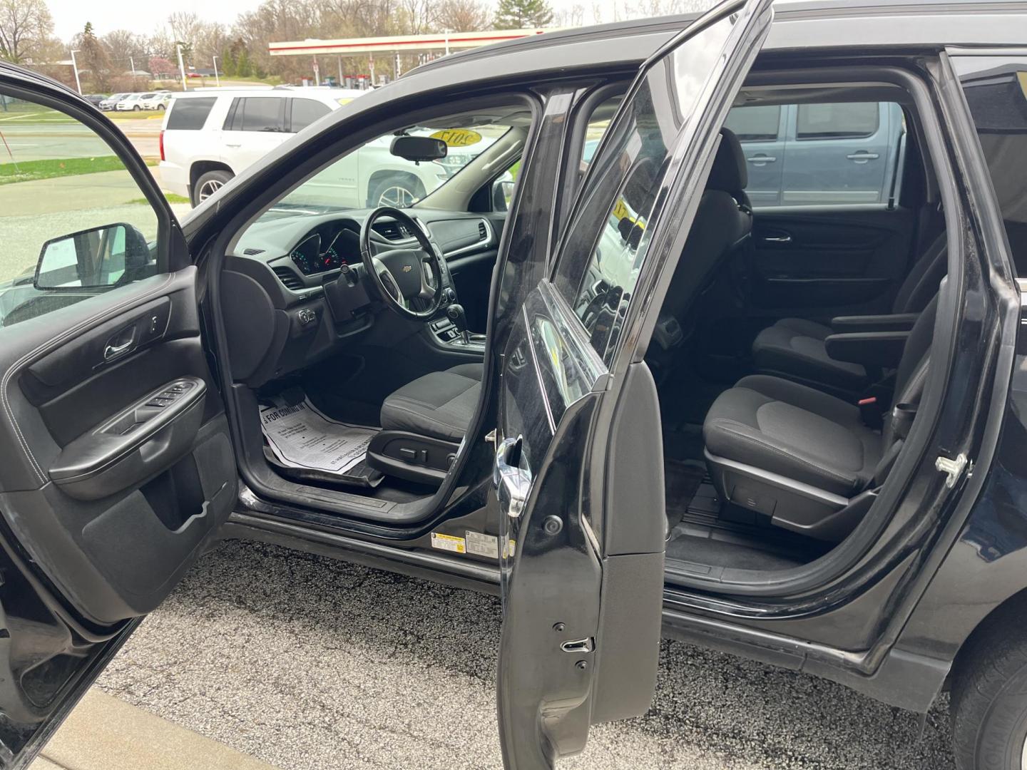 2017 Mosaic Black Metallic Chevrolet Traverse 1LT (1GNKVGKD0HJ) with an 3.6L V-6 gasoline direct injection engine, located at 1633 W Kimberly, Davenport, IA, 52806, (563) 323-5341, 41.559456, -90.598732 - Photo#8