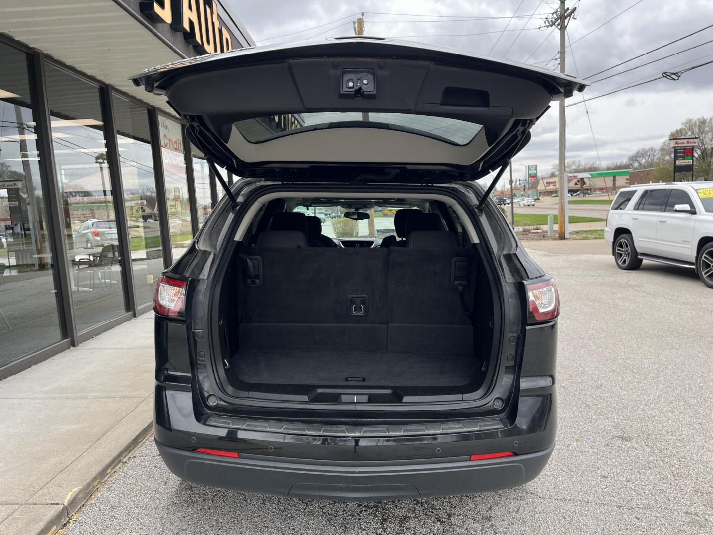 2017 Mosaic Black Metallic Chevrolet Traverse 1LT (1GNKVGKD0HJ) with an 3.6L V-6 gasoline direct injection engine, located at 1633 W Kimberly, Davenport, IA, 52806, (563) 323-5341, 41.559456, -90.598732 - Photo#5