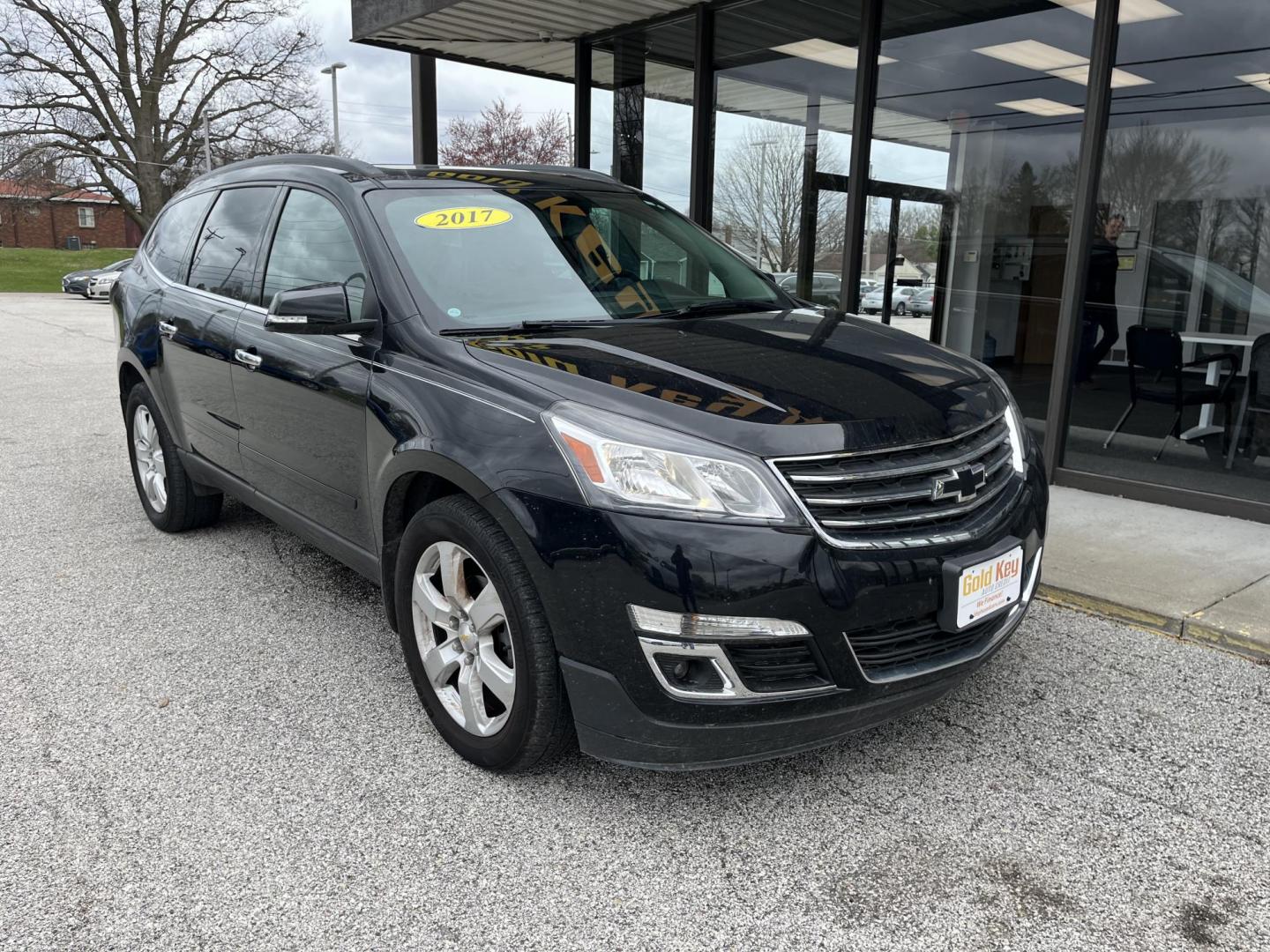2017 Mosaic Black Metallic Chevrolet Traverse 1LT (1GNKVGKD0HJ) with an 3.6L V-6 gasoline direct injection engine, located at 1633 W Kimberly, Davenport, IA, 52806, (563) 323-5341, 41.559456, -90.598732 - Photo#2