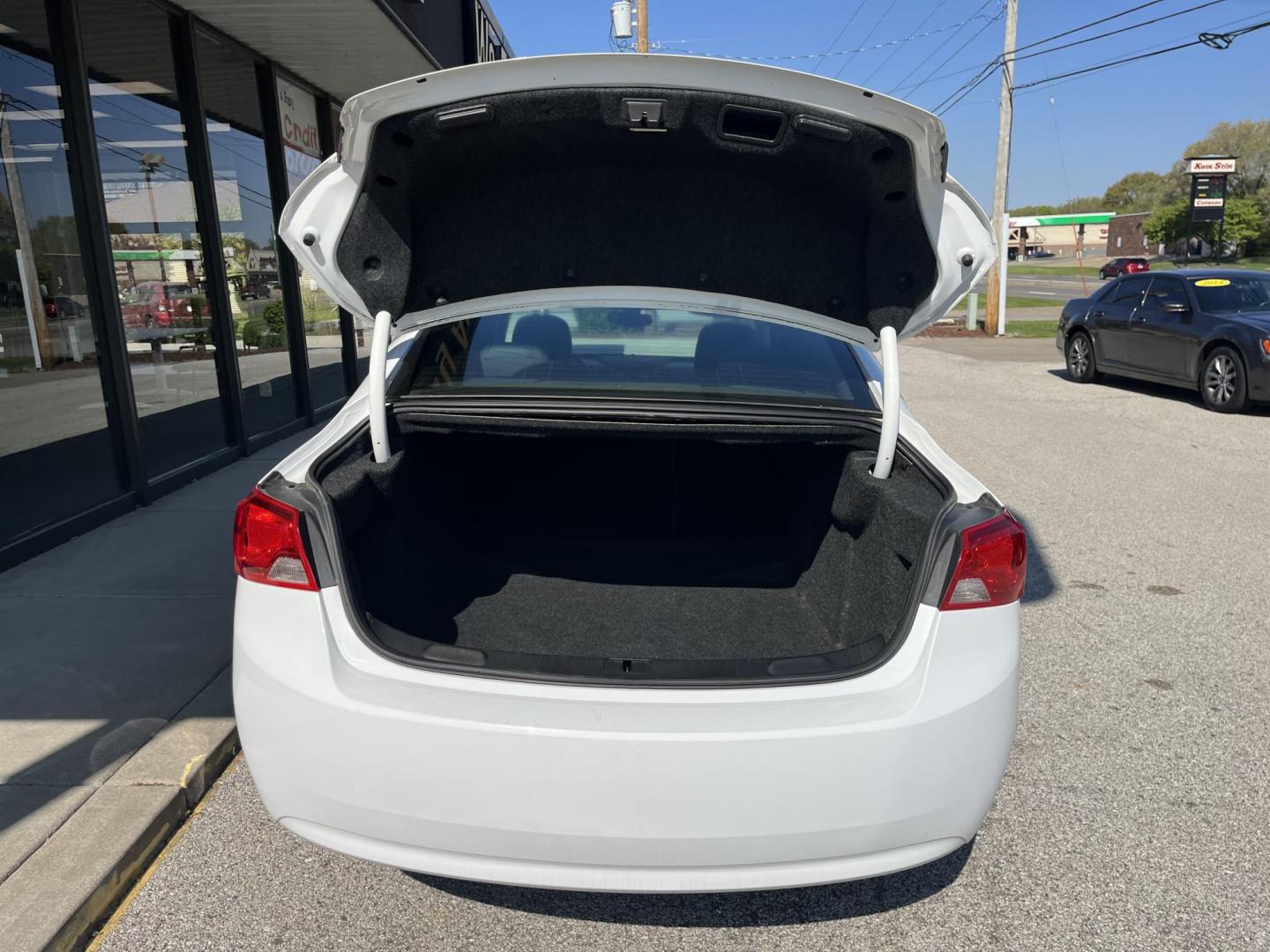 2018 Summit White Chevrolet Impala 1LT (2G1105S30J9) with an Ecotec 2.5L I-4 gasoline direct injection engine, located at 1633 W Kimberly, Davenport, IA, 52806, (563) 323-5341, 41.559456, -90.598732 - Photo#5