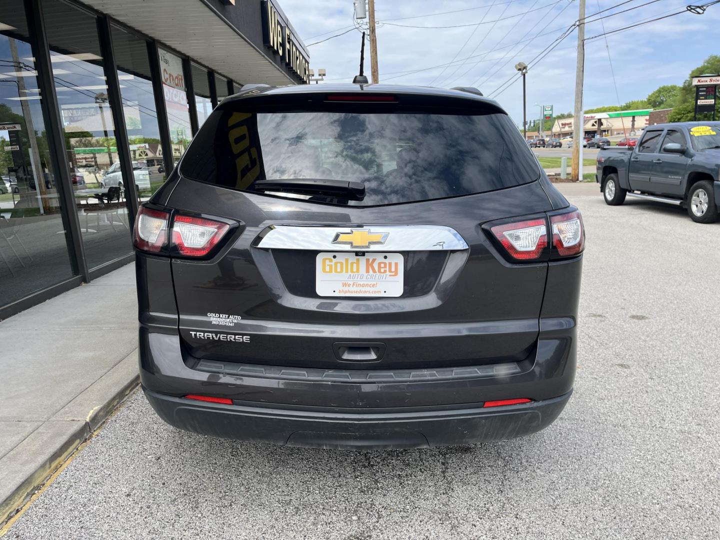2017 Tungsten Metallic Chevrolet Traverse LS (1GNKRFEDXHJ) with an 3.6L V-6 gasoline direct injection engine, located at 1633 W Kimberly, Davenport, IA, 52806, (563) 323-5341, 41.559456, -90.598732 - Photo#4
