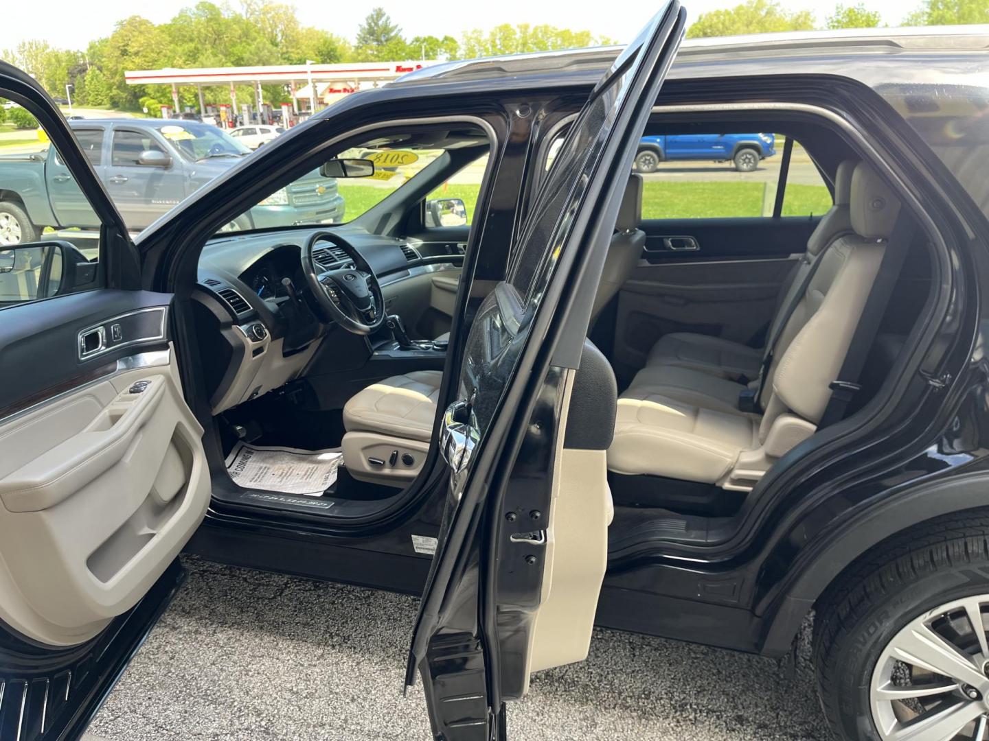 2018 Shadow Black Ford Explorer Limited (1FM5K8F84JG) with an EcoBoost 2.3L I-4 gasoline direct injection engine, located at 1633 W Kimberly, Davenport, IA, 52806, (563) 323-5341, 41.559456, -90.598732 - Photo#8
