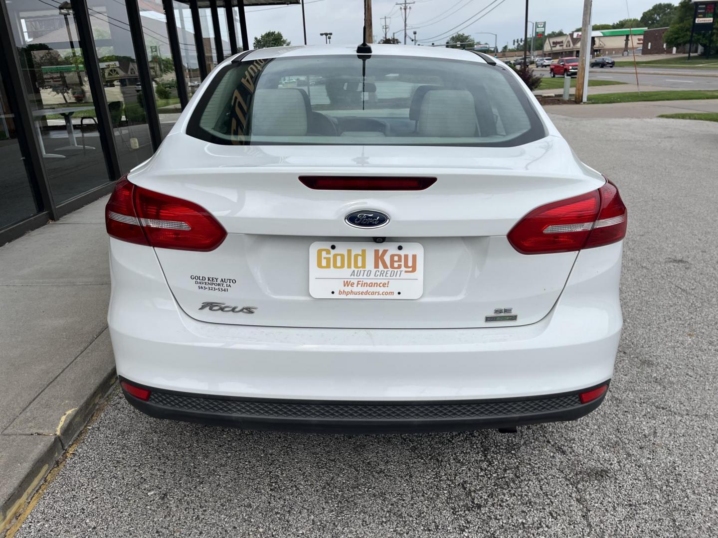 2018 Oxford White Ford Focus SE (1FADP3FE0JL) , located at 1633 W Kimberly, Davenport, IA, 52806, (563) 323-5341, 41.559456, -90.598732 - Photo#4