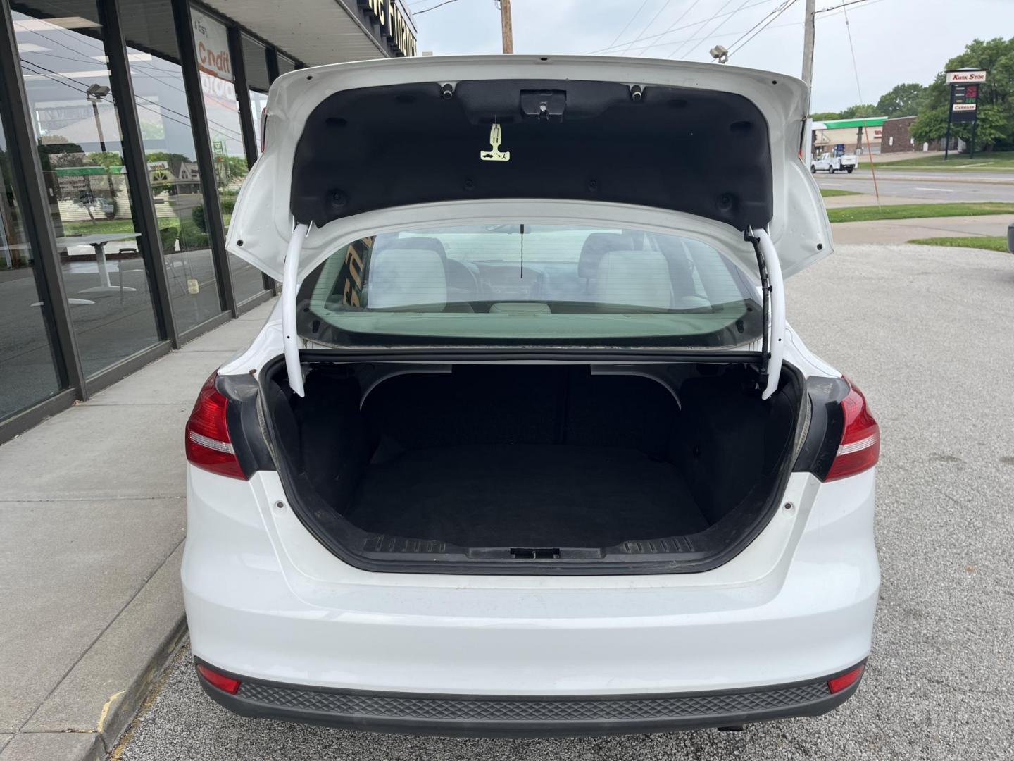 2018 Oxford White Ford Focus SE (1FADP3FE0JL) , located at 1633 W Kimberly, Davenport, IA, 52806, (563) 323-5341, 41.559456, -90.598732 - Photo#5
