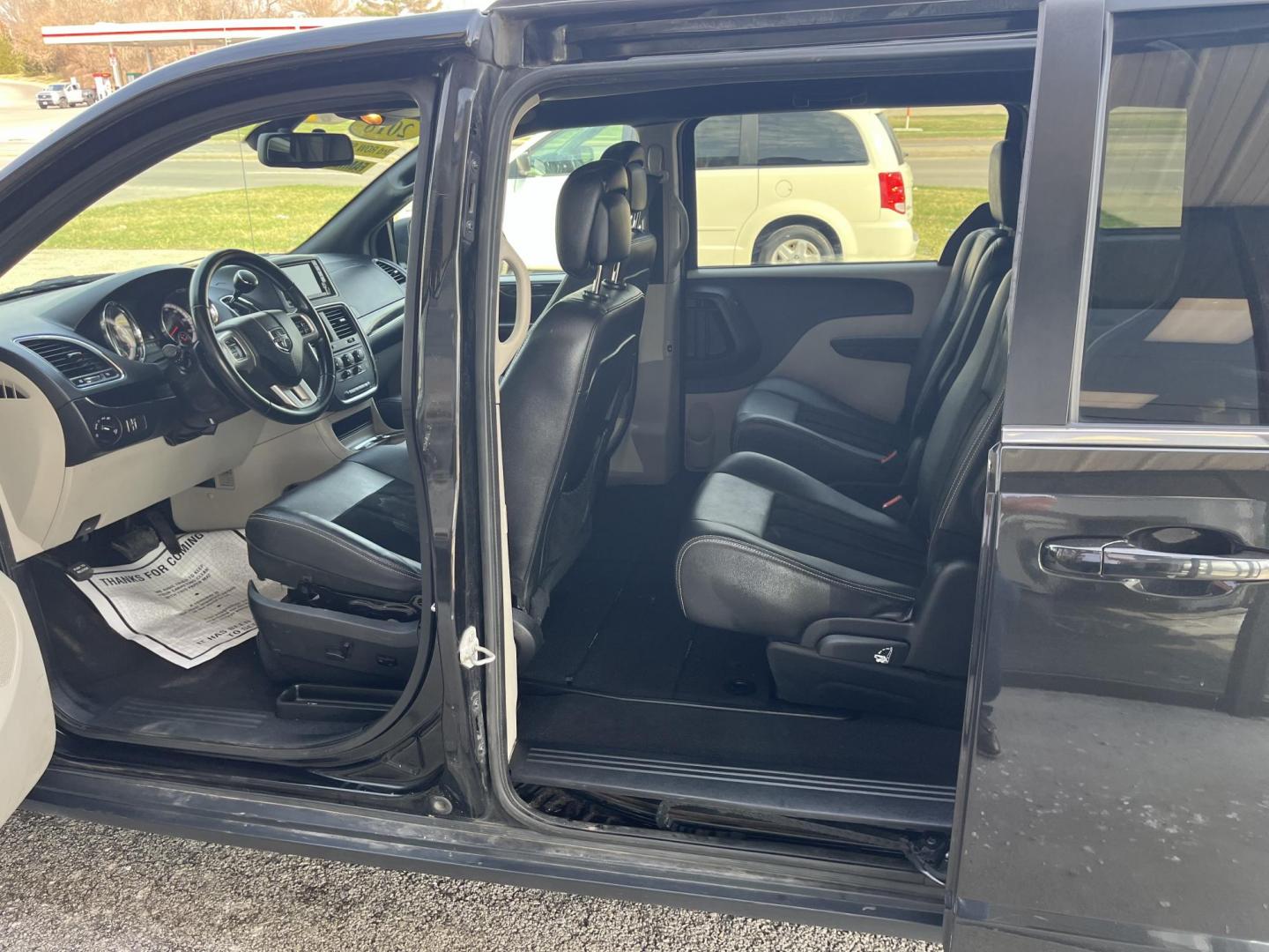 2018 Black Onyx Crystal P Dodge Grand Caravan SXT (2C4RDGCG1JR) with an Pentastar 3.6L V-6 D engine, located at 1633 W Kimberly, Davenport, IA, 52806, (563) 323-5341, 41.559456, -90.598732 - Photo#8