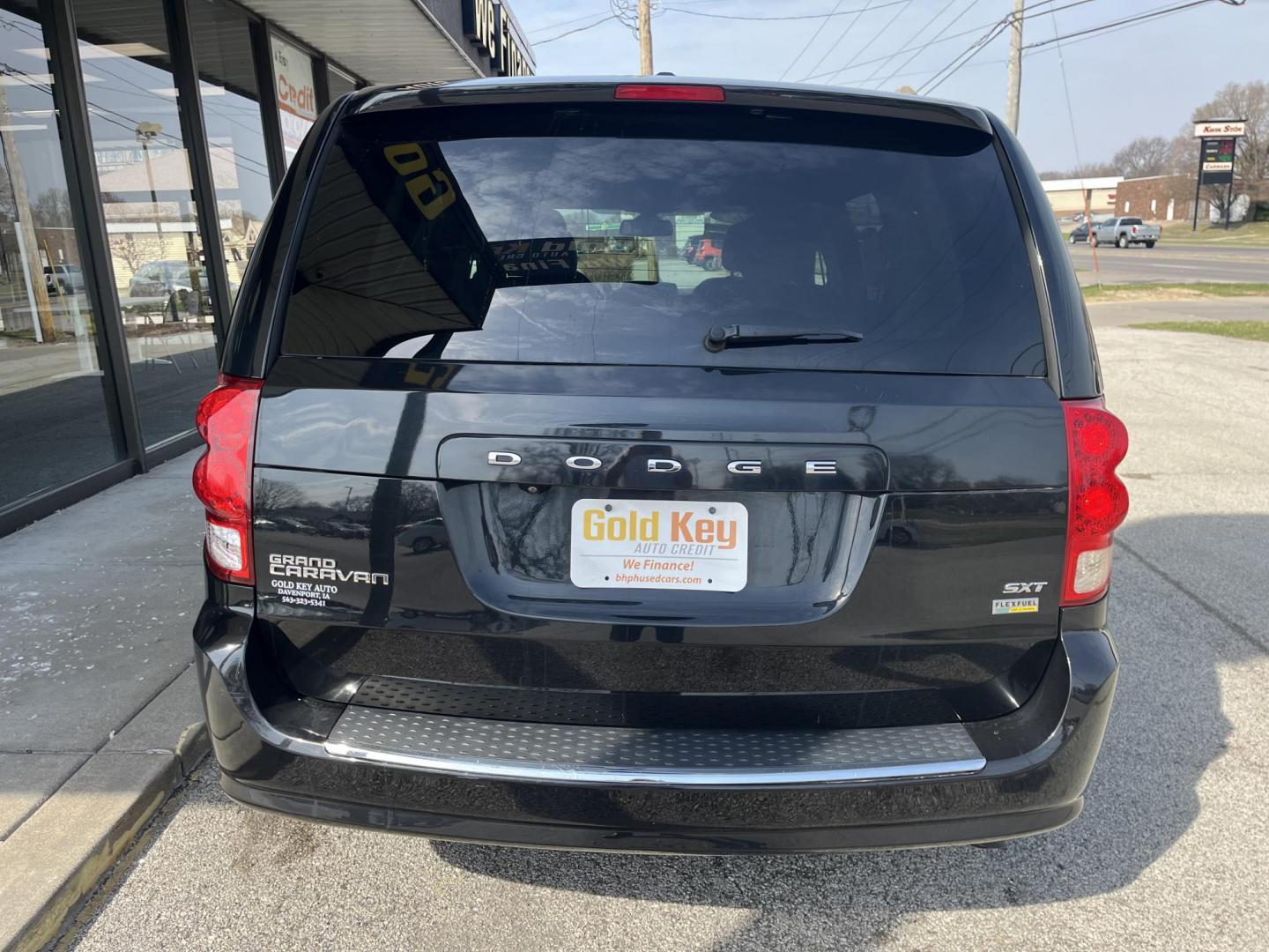 2018 Black Onyx Crystal P Dodge Grand Caravan SXT (2C4RDGCG1JR) with an Pentastar 3.6L V-6 D engine, located at 1633 W Kimberly, Davenport, IA, 52806, (563) 323-5341, 41.559456, -90.598732 - Photo#4