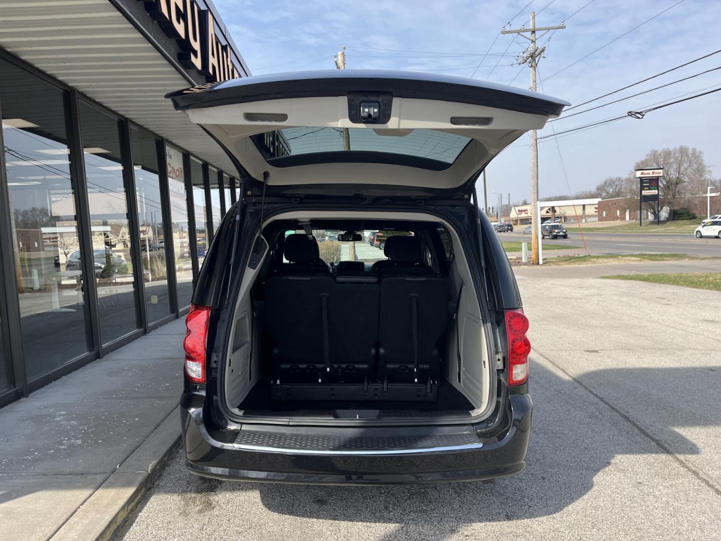 2018 Black Onyx Crystal P Dodge Grand Caravan SXT (2C4RDGCG1JR) with an Pentastar 3.6L V-6 D engine, located at 1633 W Kimberly, Davenport, IA, 52806, (563) 323-5341, 41.559456, -90.598732 - Photo#5