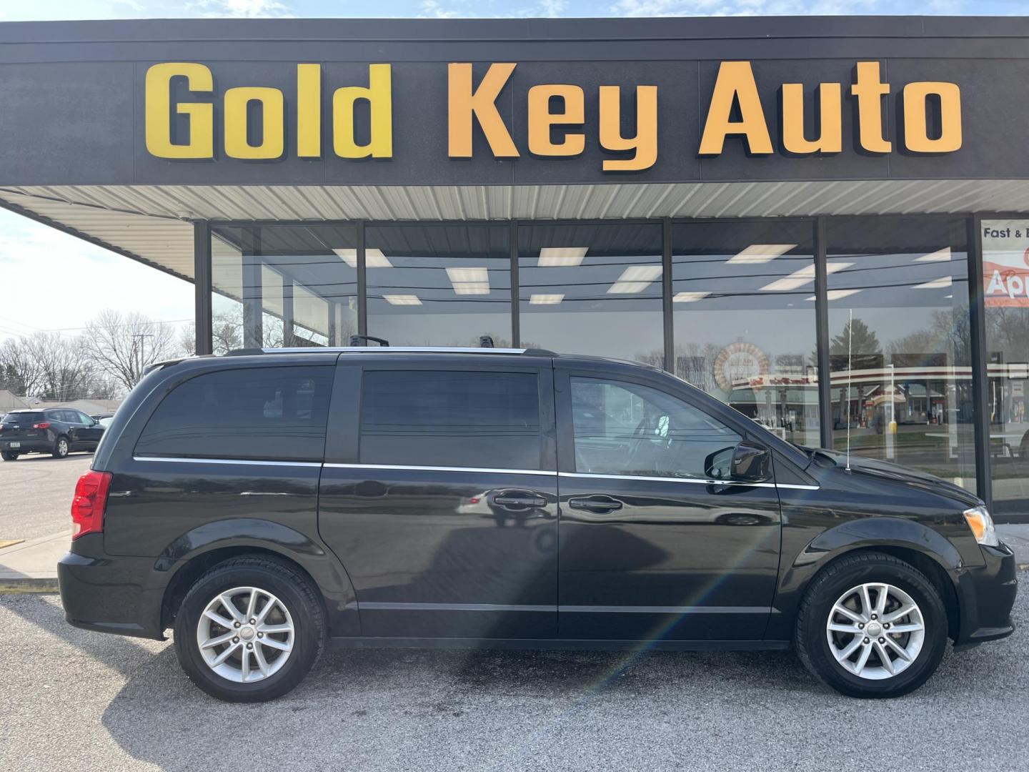 2018 Black Onyx Crystal P Dodge Grand Caravan SXT (2C4RDGCG1JR) with an Pentastar 3.6L V-6 D engine, located at 1633 W Kimberly, Davenport, IA, 52806, (563) 323-5341, 41.559456, -90.598732 - Photo#0